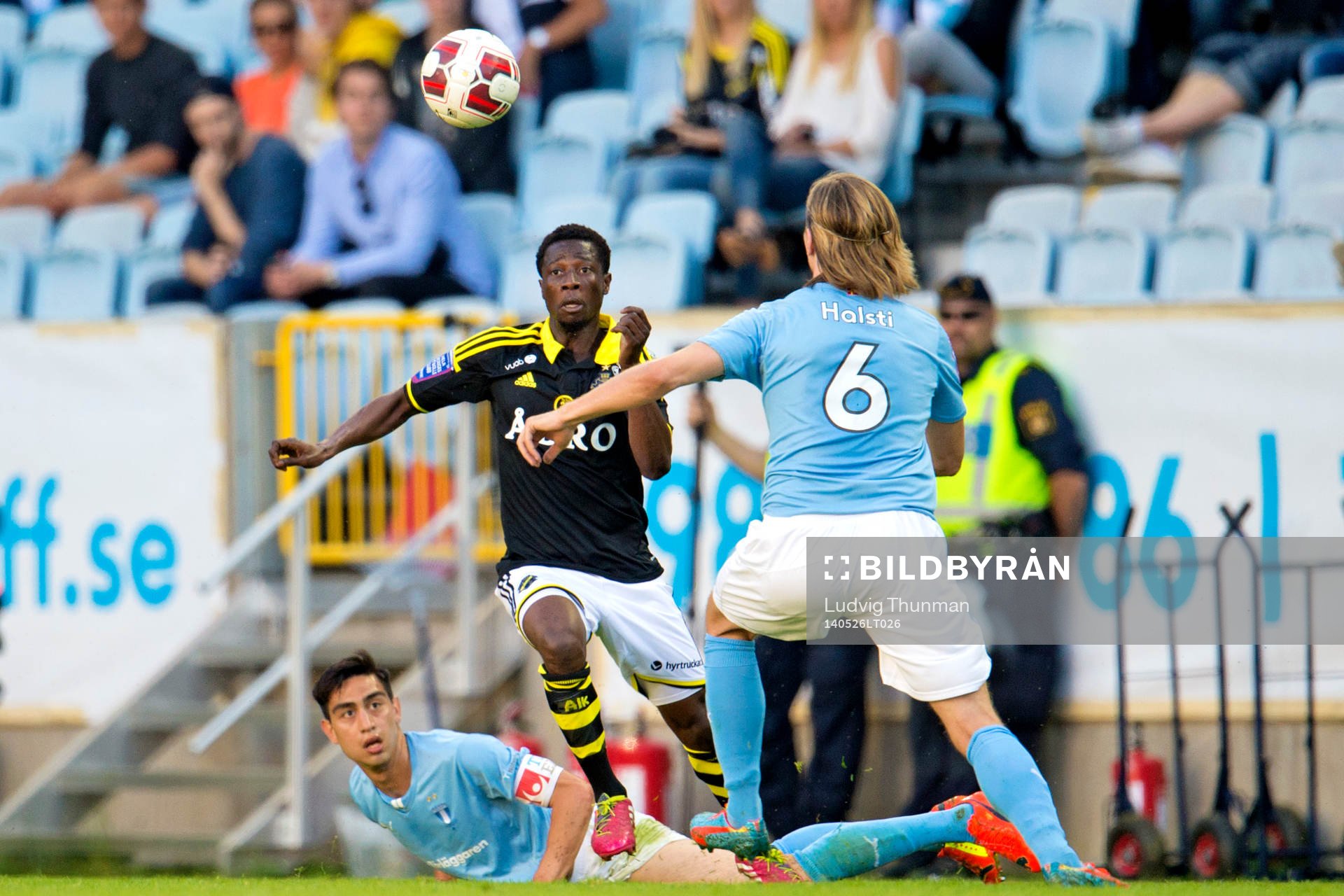 s Ebenezer Ofori tar sig förbi Malmö FFs Amin Nazari och