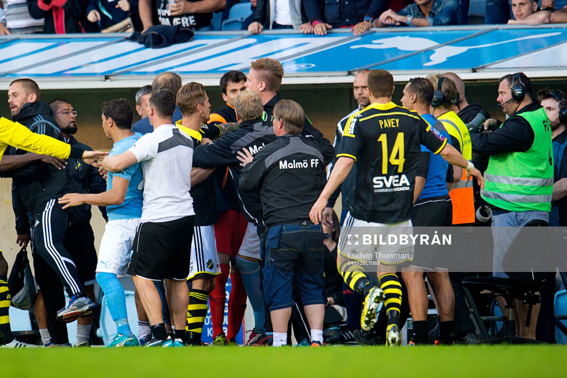 Bråkigt på bänkarna när Malmö FFs Guillermo Molins gjort 1-2 under matchen i Allsvenskan mellan Malmö FF och AIK den 26 maj 2014 i Malmö. 