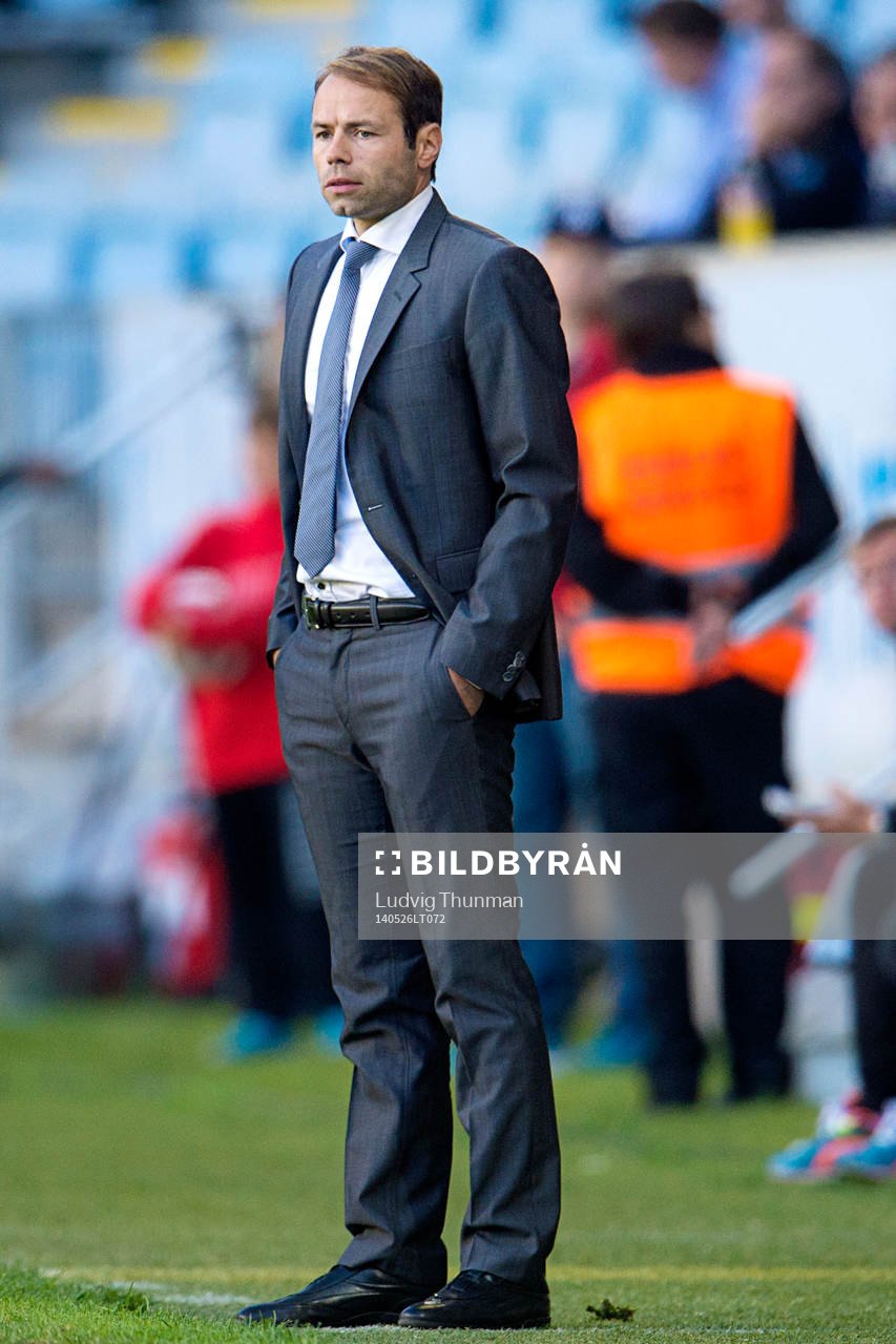 AIK:s tränare Andreas Alm under matchen i Allsvenskan mellan Malmö FF och AIK den 26 maj 2014 i Malmö. 