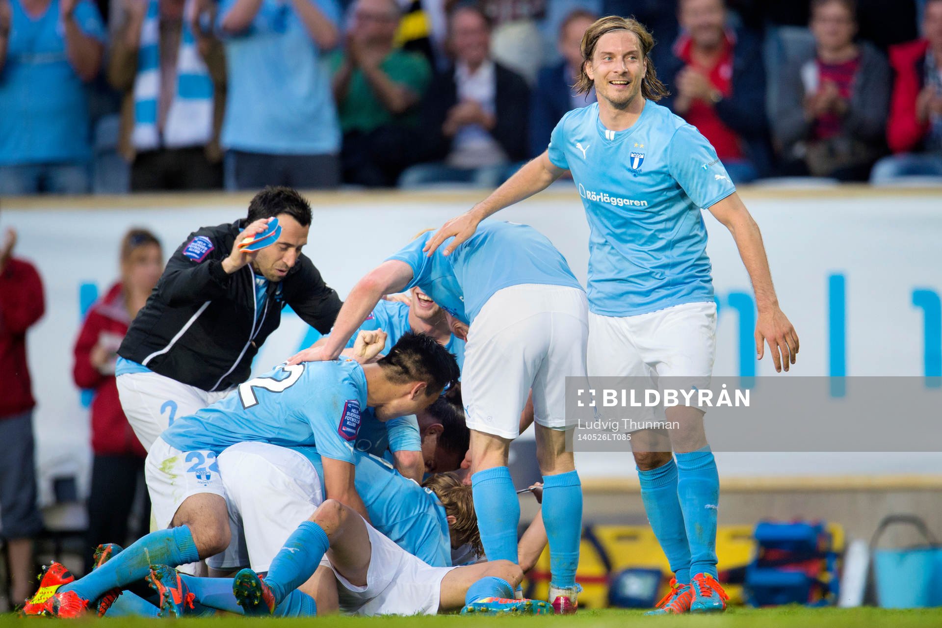 Malmö FFs Pawel Cibicki firar med lagkamraterna och Markus