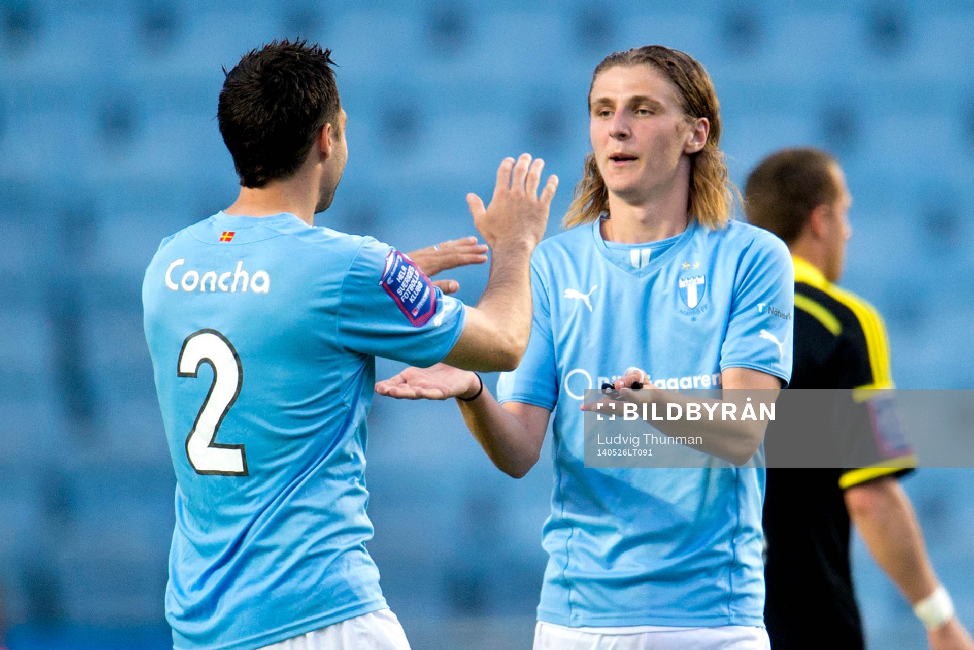 Malmö FFs Matias Concha firar poängen med Pawel Cibicki