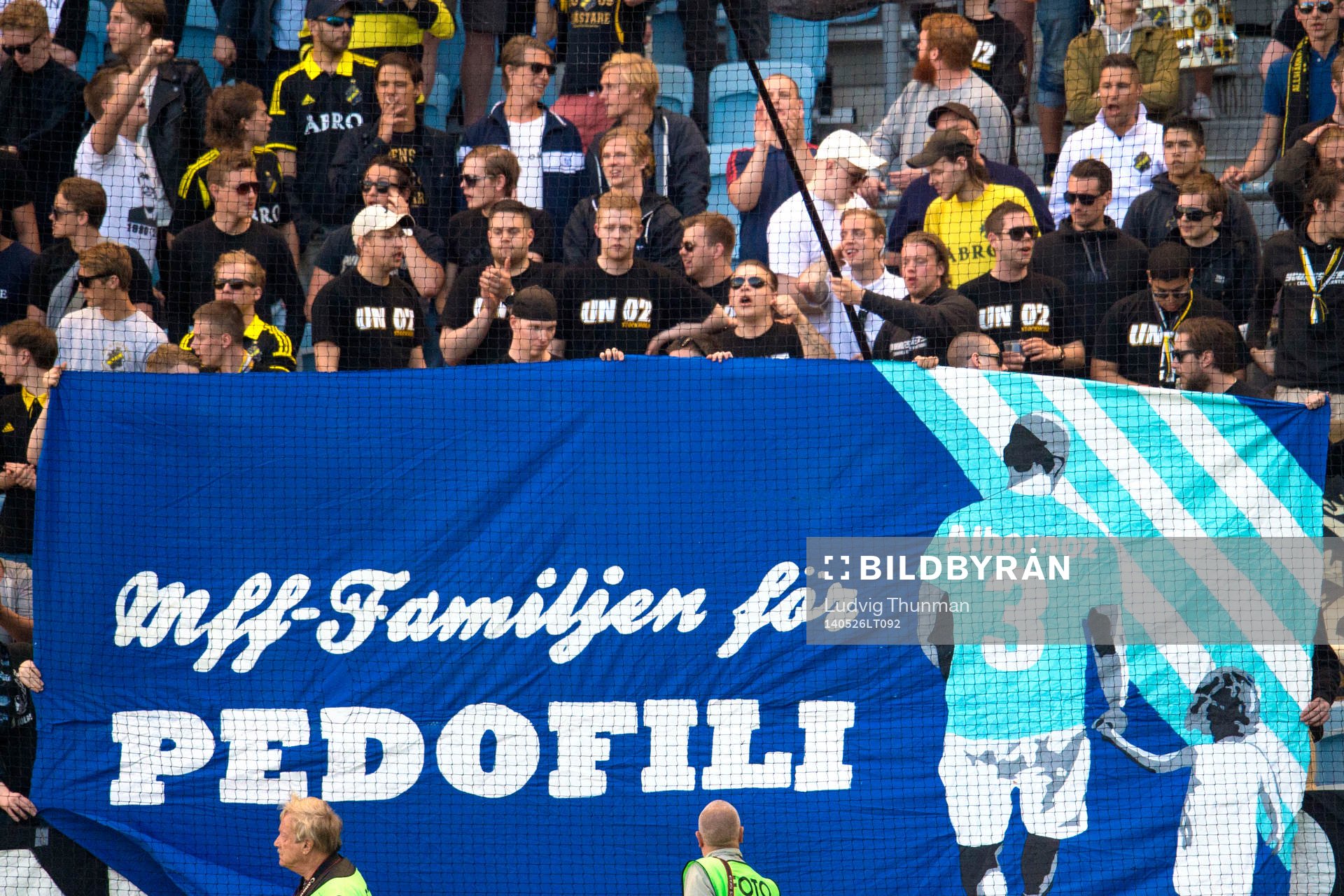 s supportrar med banderoll MFF-familjen för pedofili