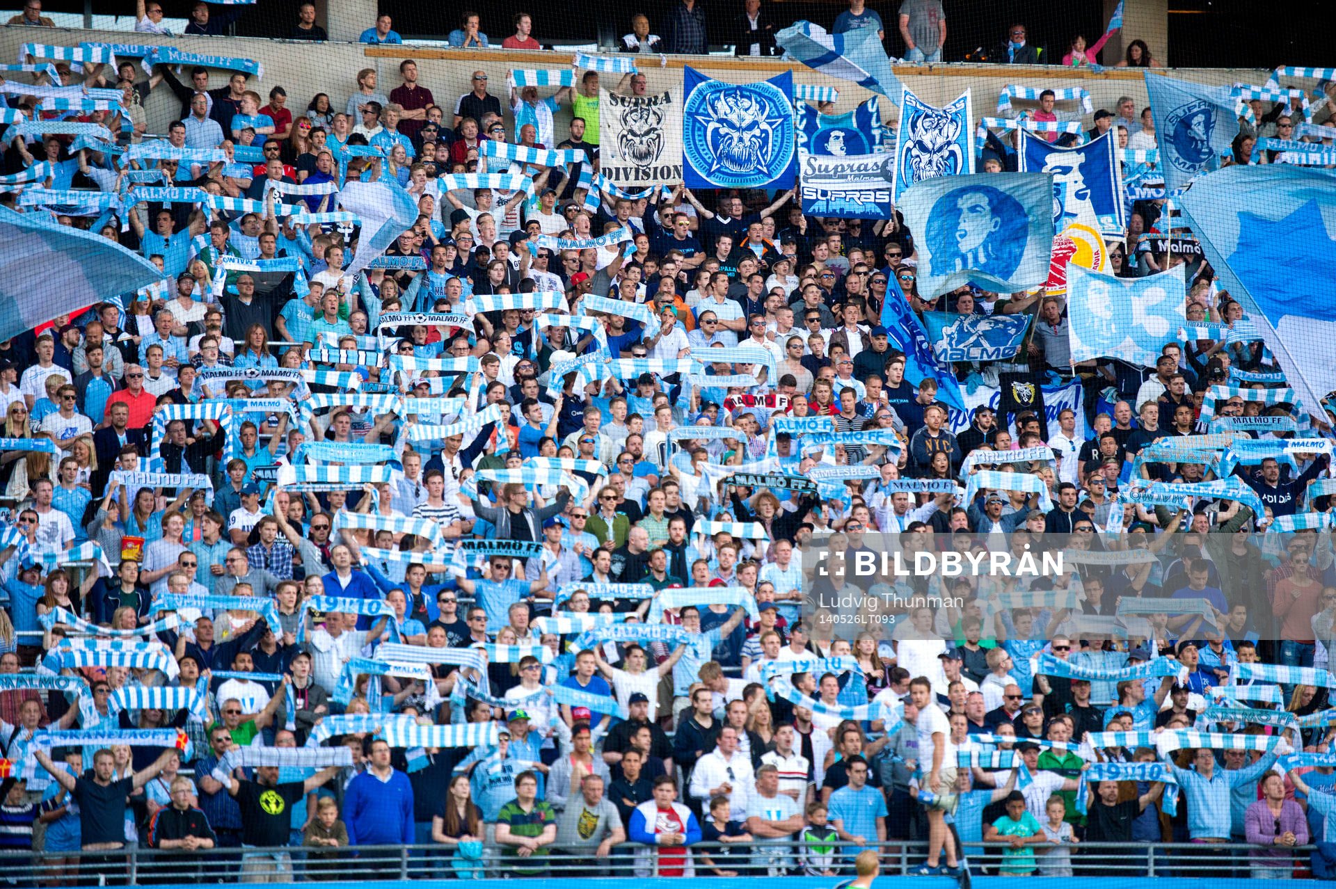 Malmö FFs suppotrar med halsdukar och flaggor