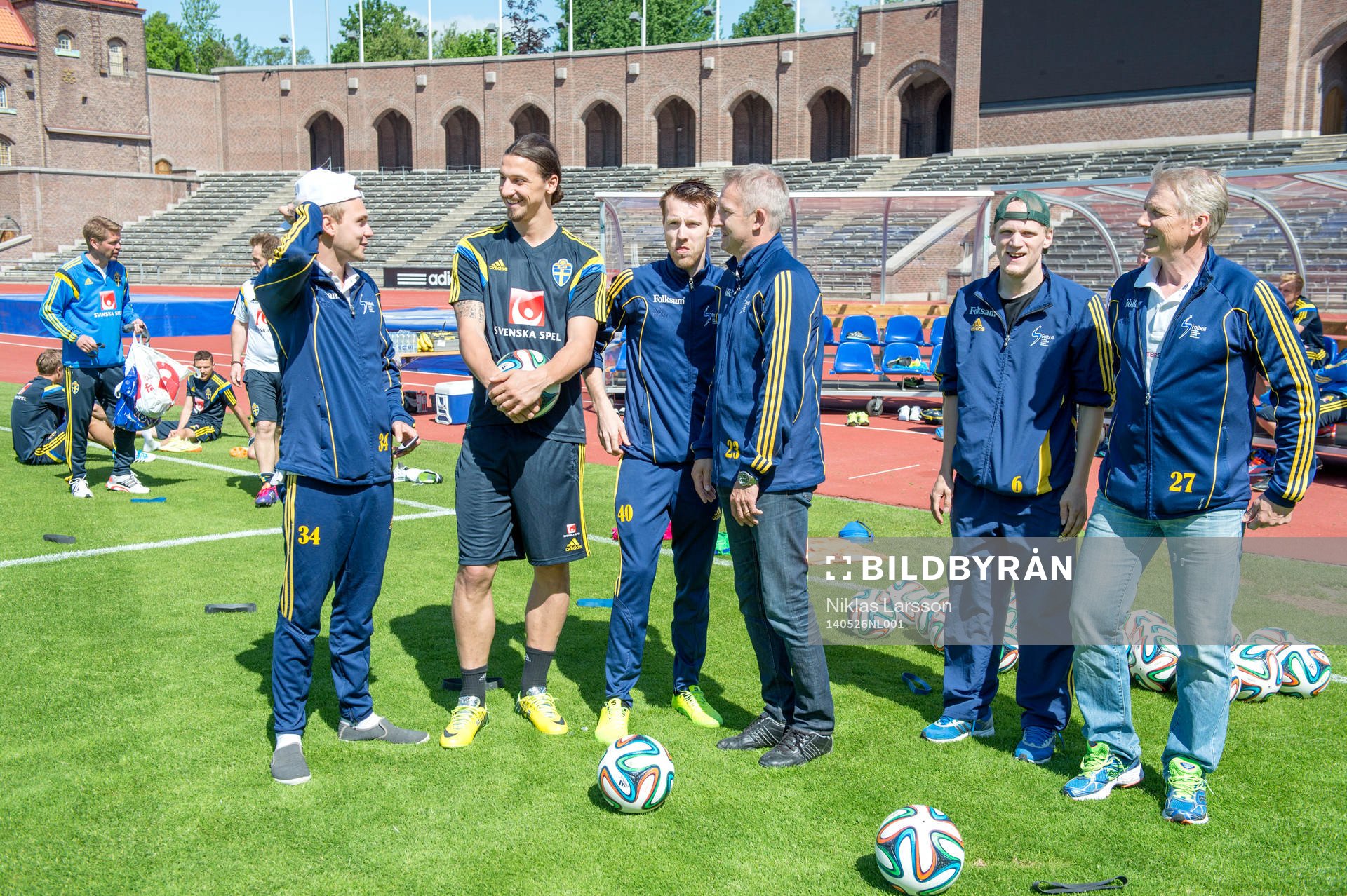 Sveriges Zlatan Ibrahimovic hälsar på det Svenska laget