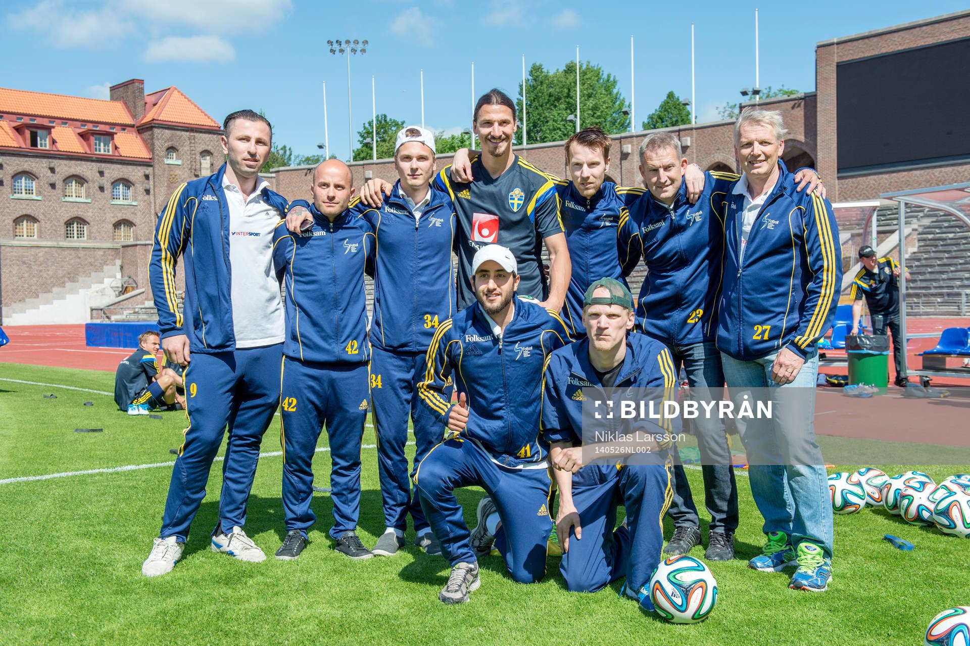 Sveriges Zlatan Ibrahimovic hälsar på det Svenska laget