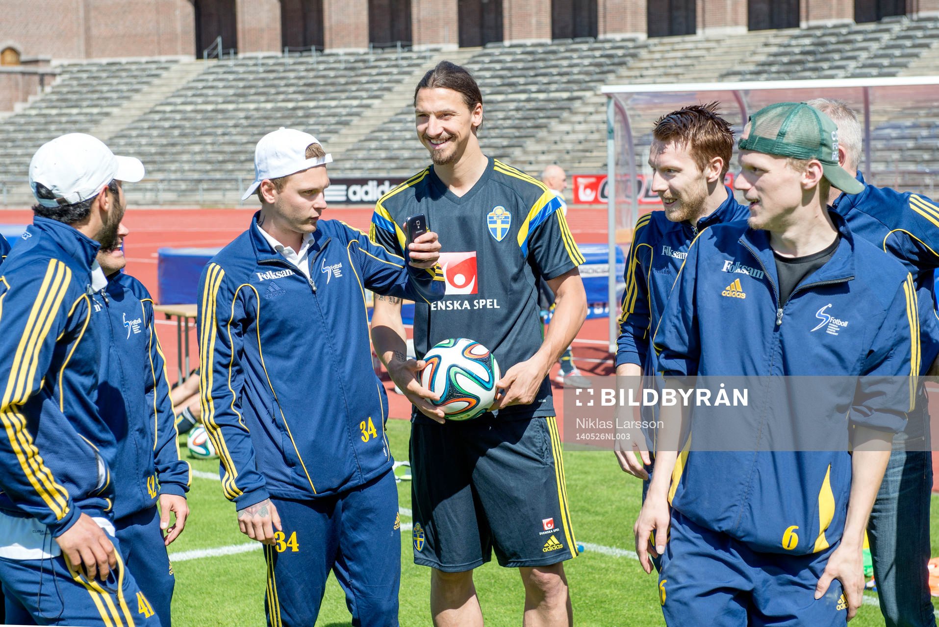 Sveriges Zlatan Ibrahimovic hälsar på det Svenska laget