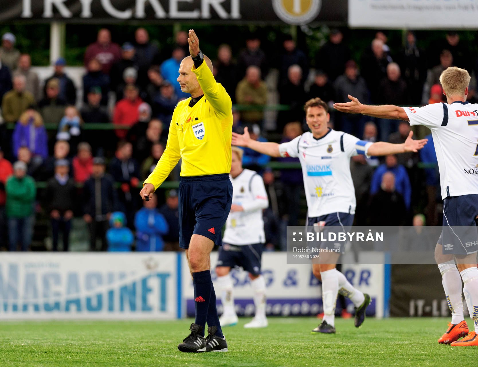 Domare Michael Lerjéus dömer hörna under en match mellan Gefle och Djurgården IF den 26 maj 2014 i Gävle.