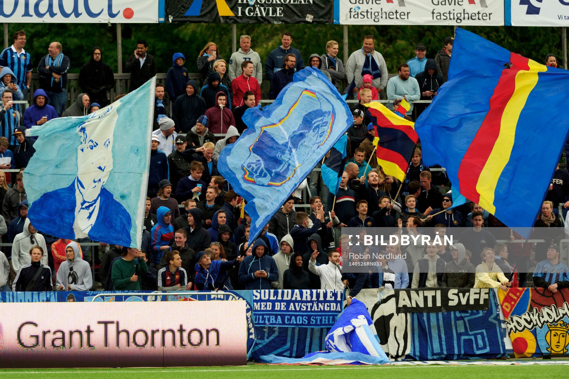 Djurgårdssupportrar med flaggor