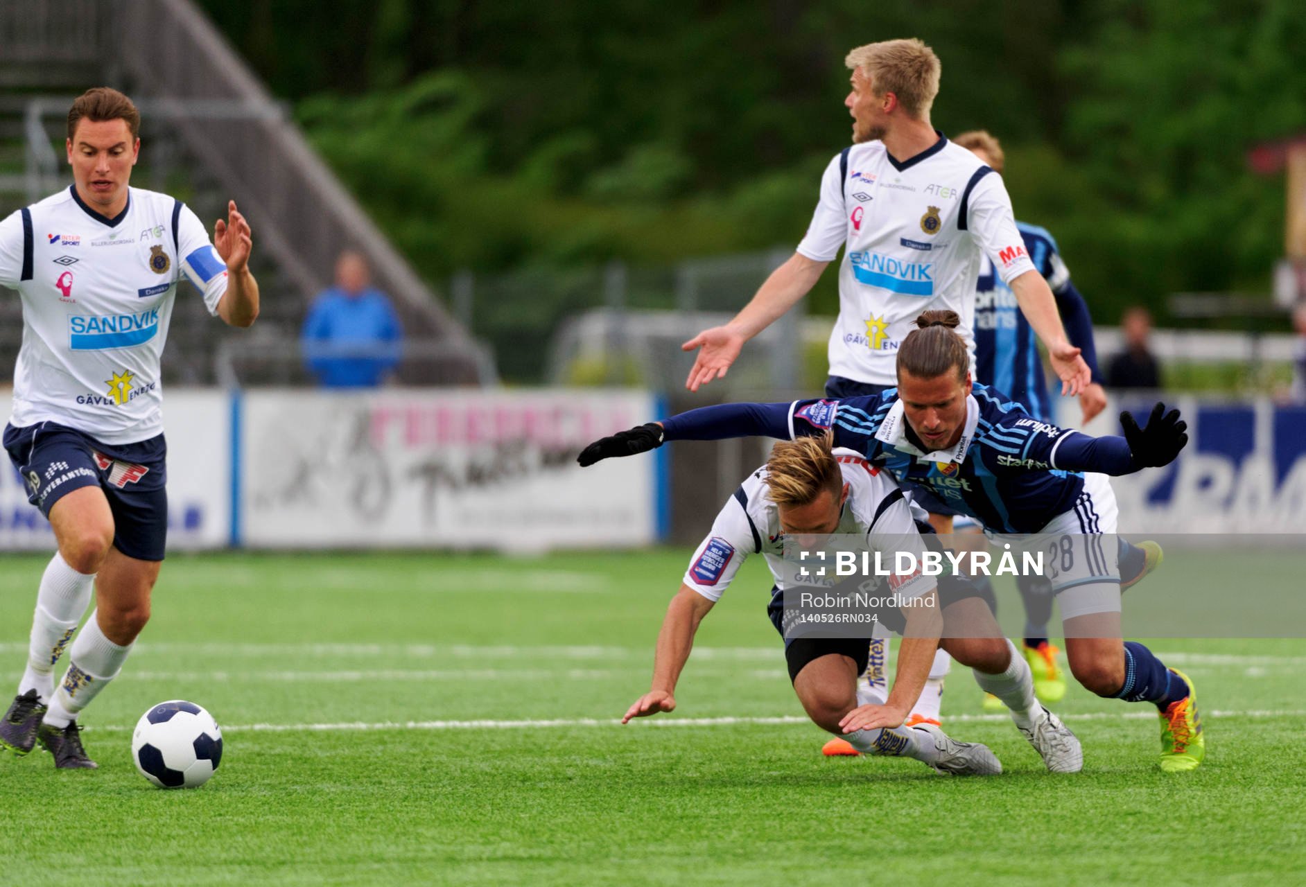 Anders Wikström, Gefle ramlar med Aleksandar Prijovic, Djurgården. Marcus Hansson, Gefle längst till vänster under en match mellan Gefle och Djurgården IF den 26 maj 2014 i Gävle.
