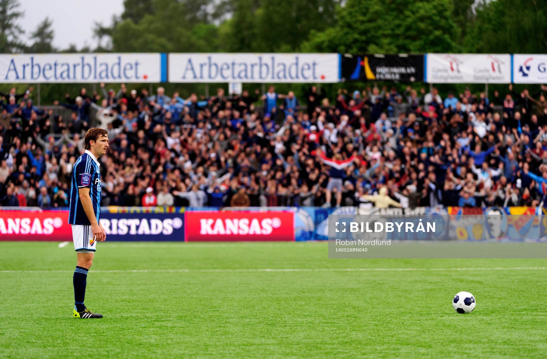 Jesper Arvidsson, Djurgården ska slå en frispark under en match mellan Gefle och Djurgården IF den 26 maj 2014 i Gävle.