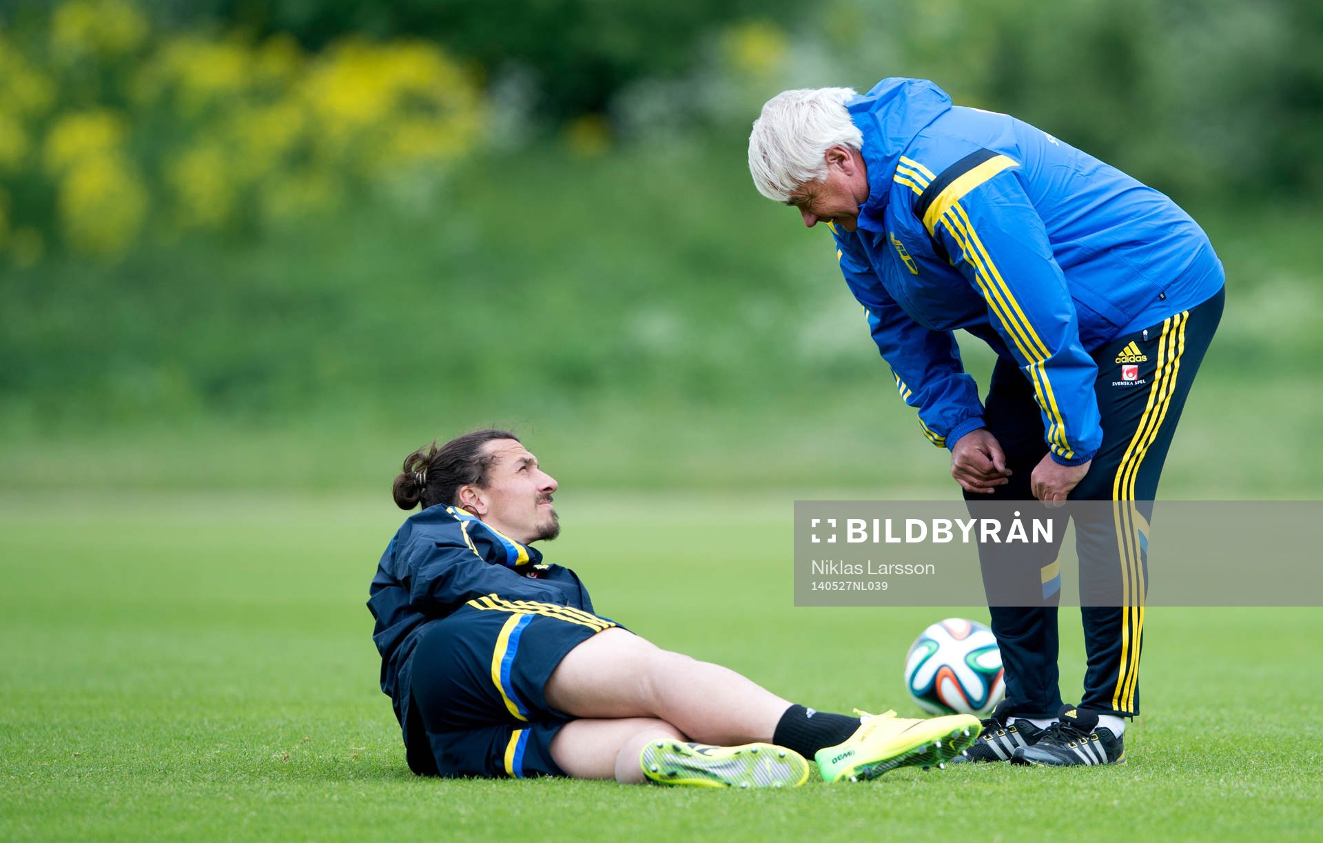 Sveriges Zlatan Ibrahimovic lyssnar på Reine Almqvist