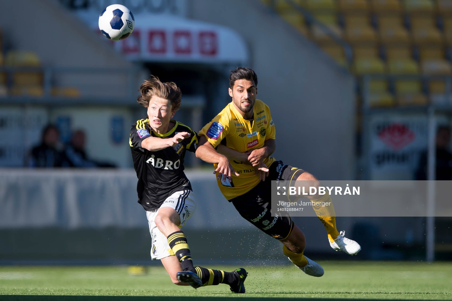 Elfsborgs Arjan Mostafa och AIKs Axel Björnström i kamp