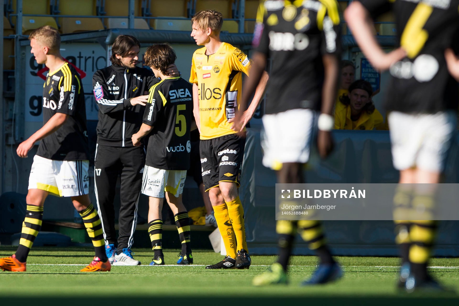 AIKs Axel Björnström utvisas efter att ha fått sitt andra gula kort i matchen under fotbollsmatchen i Folksam U21 Allsvenskan Norra mellan Elfsborg och AIK den 28 maj 2014 i Borås.