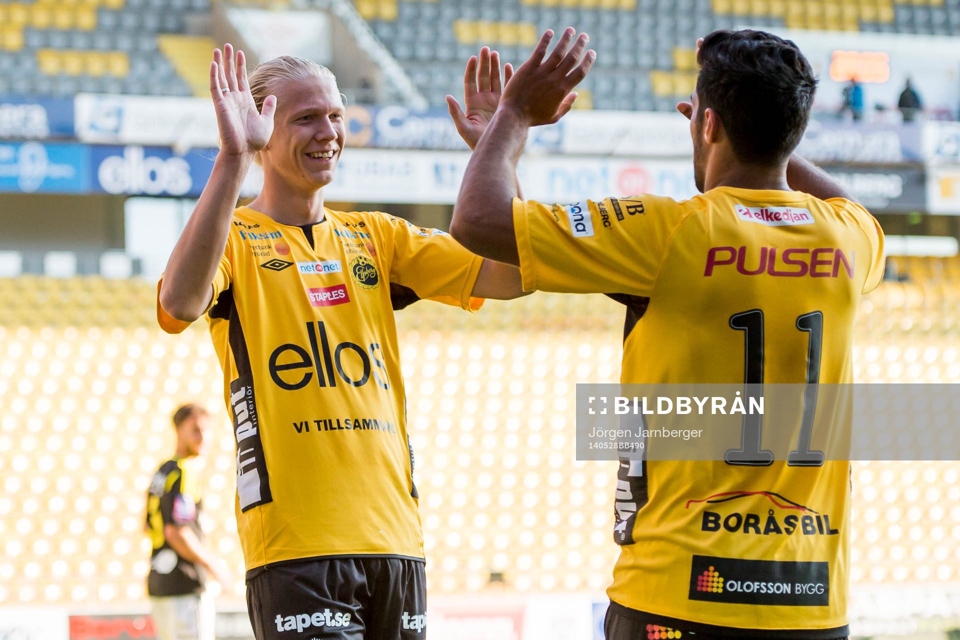 Elfsborgs Jakob Berg och Arjan Mostafa jublar efter 3-2 målet under fotbollsmatchen i Folksam U21 Allsvenskan Norra mellan Elfsborg och AIK den 28 maj 2014 i Borås.