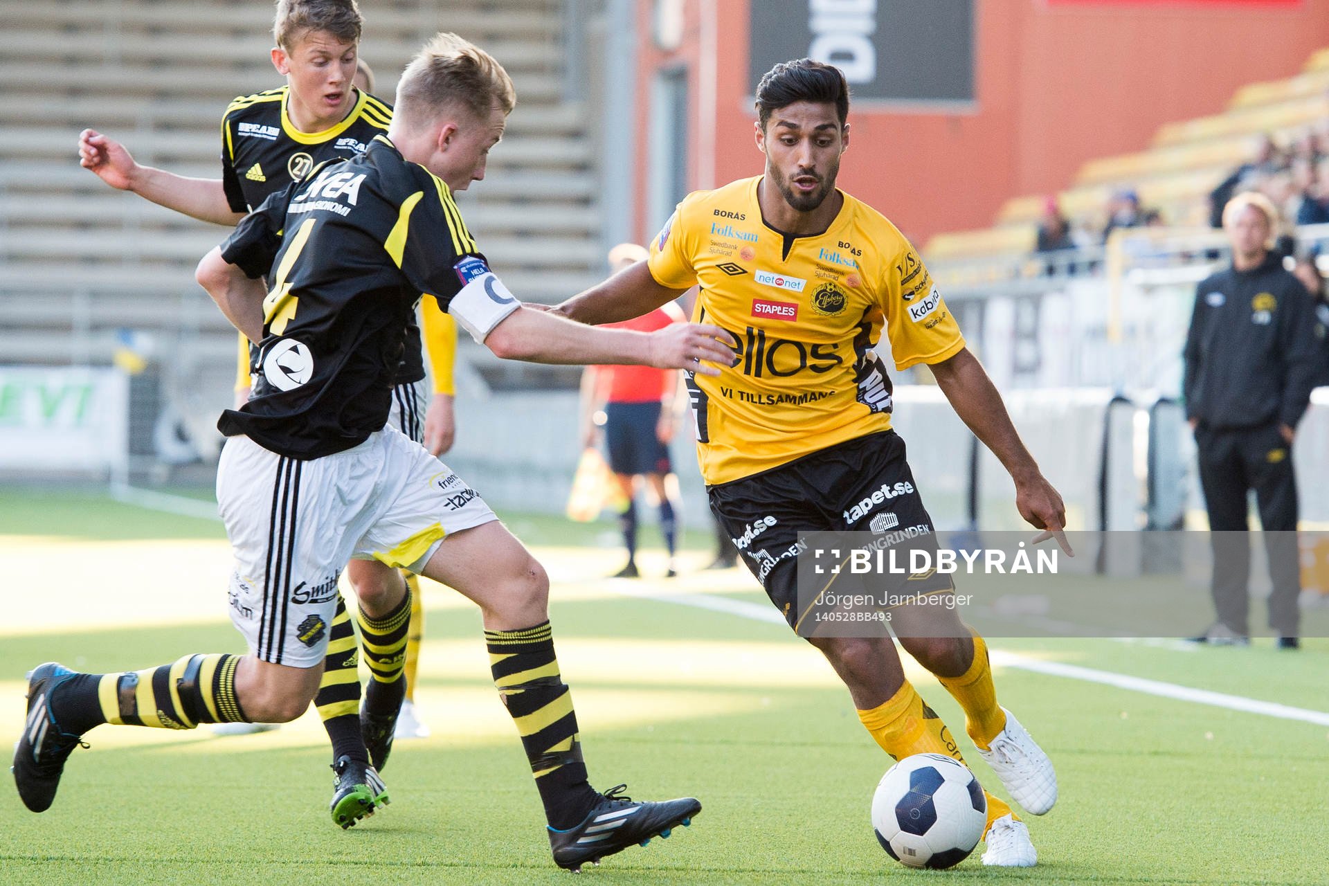 Elfsborgs Arjan Mostafa försöker ta sig förbi AIKs