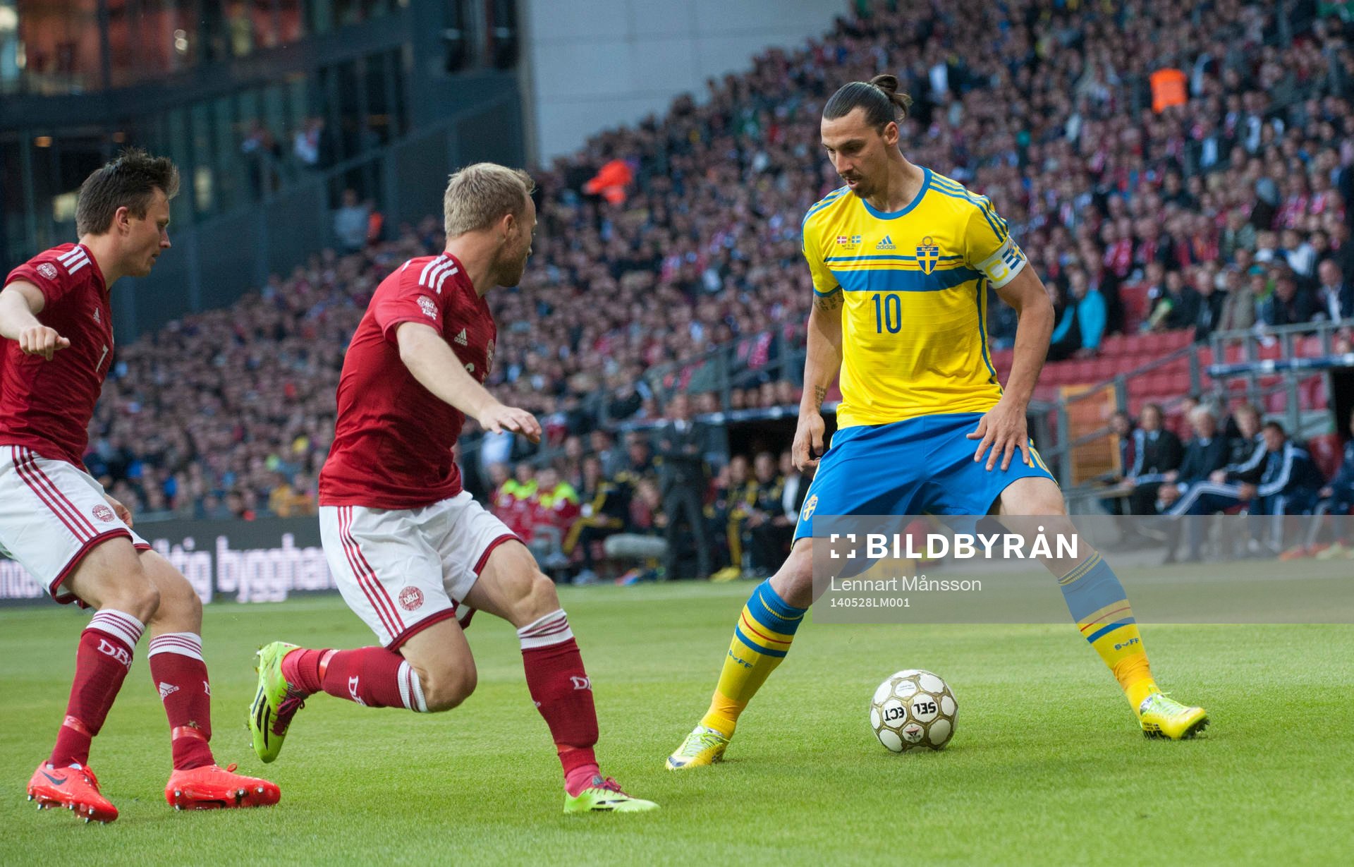 Sveriges Zlatan Ibrahimovic i landskampen mellan Danmark