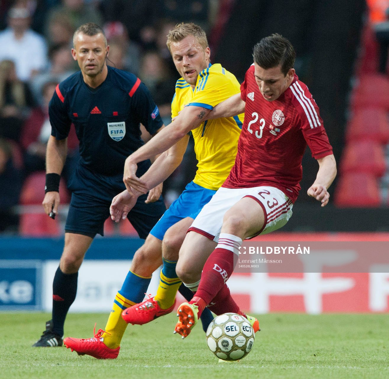 Sveriges Sebastian Larsson och Danmarks Pierre Emile