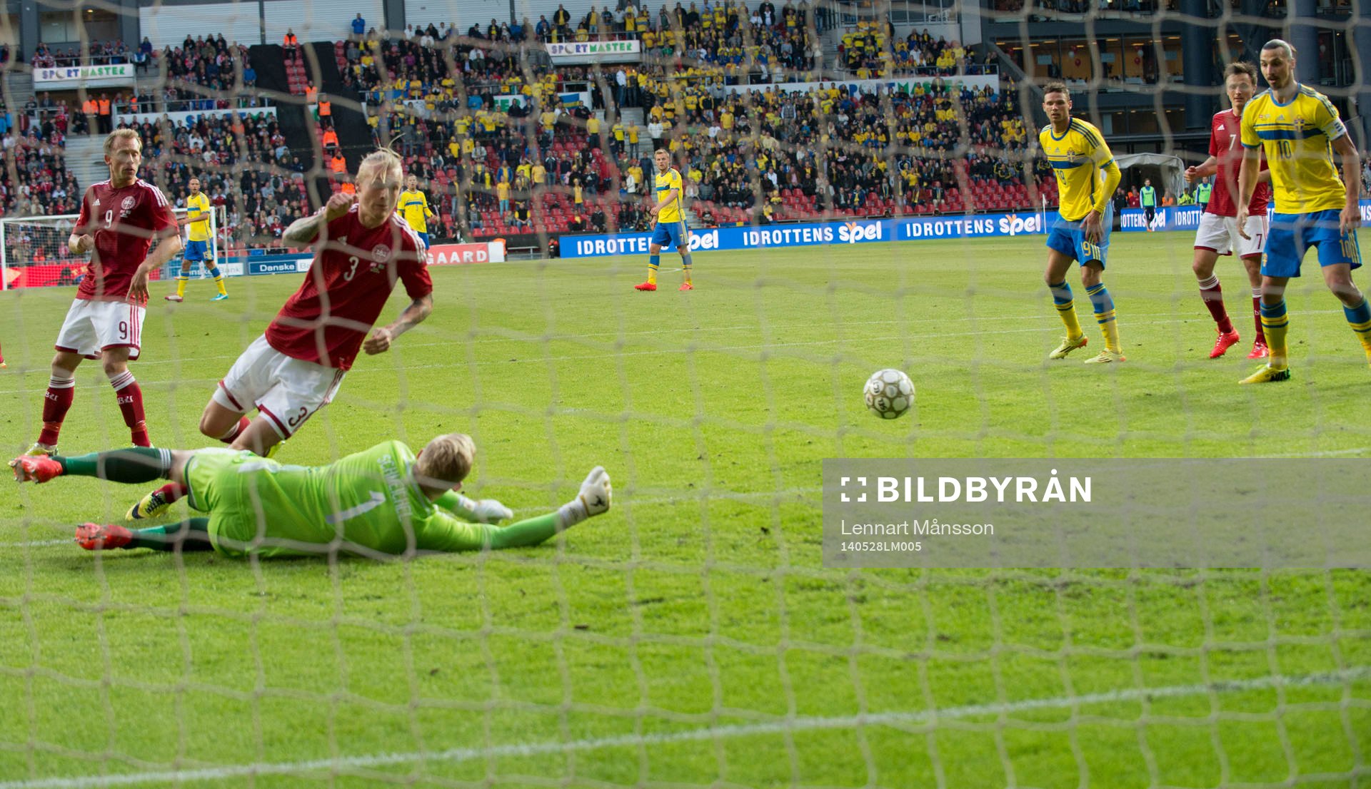 Danmarks Kasper Schmeichel räddar och bollen går ut till