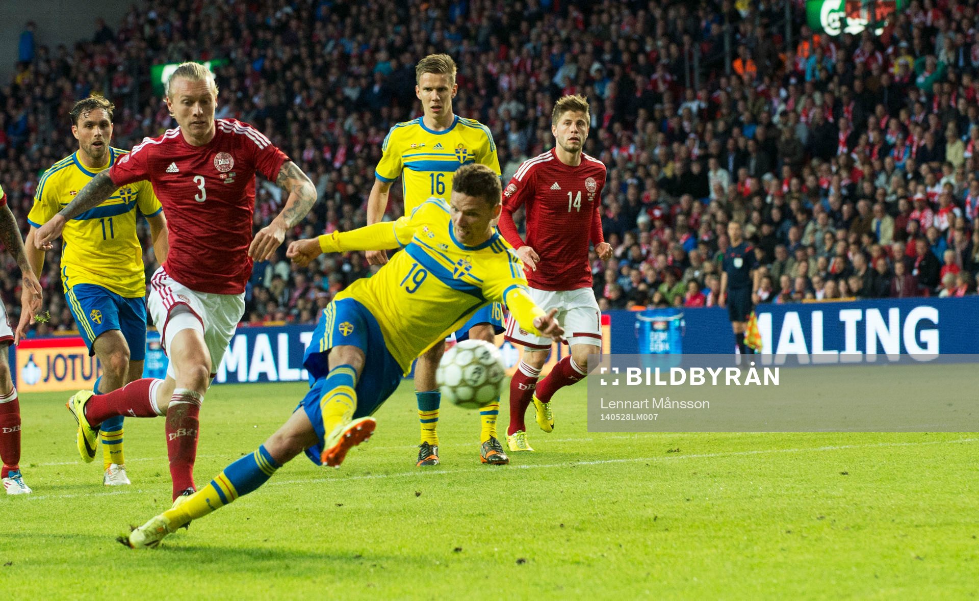  Sveriges Marcus Berg får kanonträff på volley i kamp med Danmarks Simon Kjaer i landskampen mellan Danmark och Sverige i Köpenhamn 28 maj  2014.