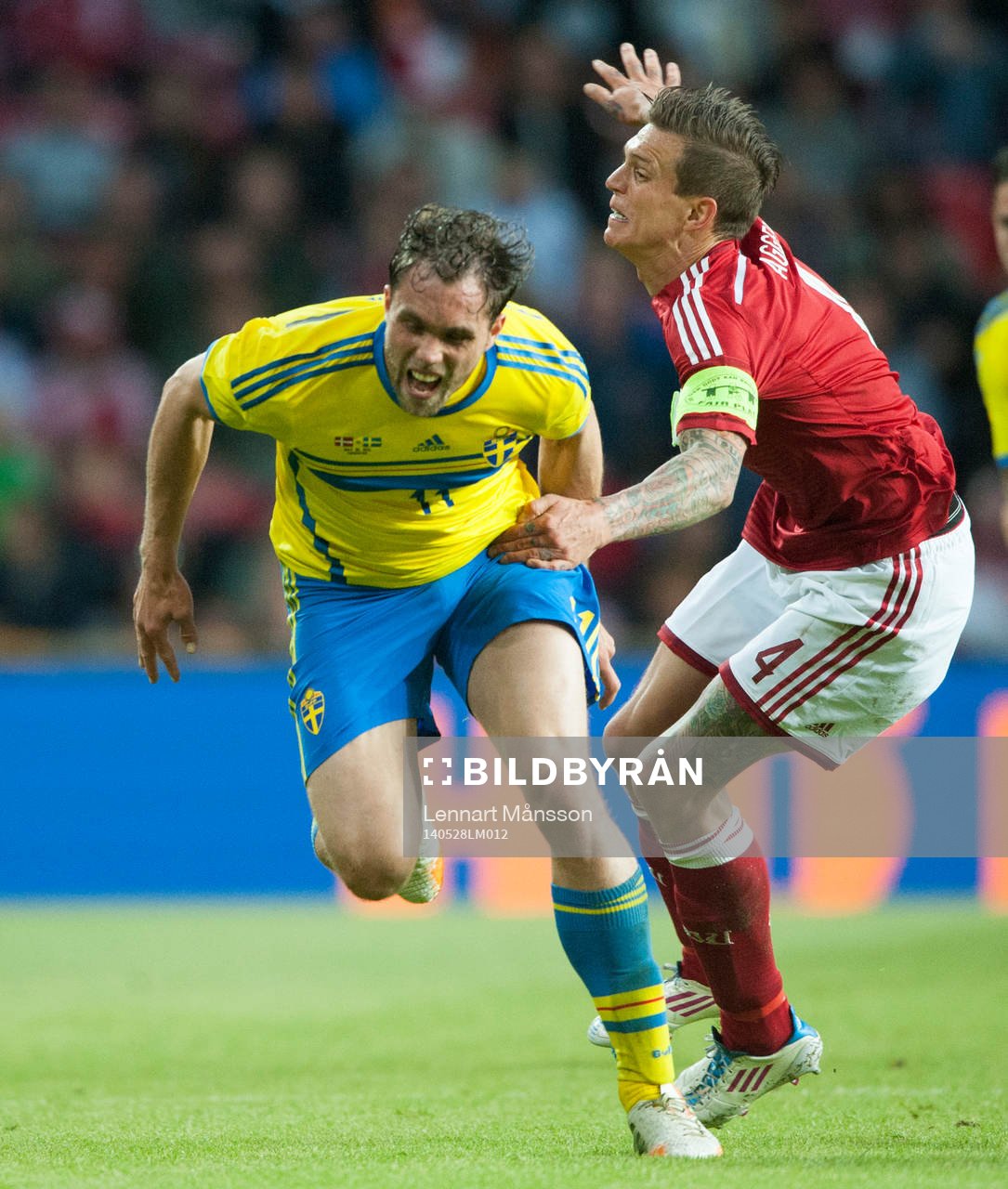 Danmarks Daniel Agger tar skamgrepp på Sveriges Johan Elmander vilket renderar en varning i landskampen mellan Danmark och Sverige i Köpenhamn 28 maj 2014.