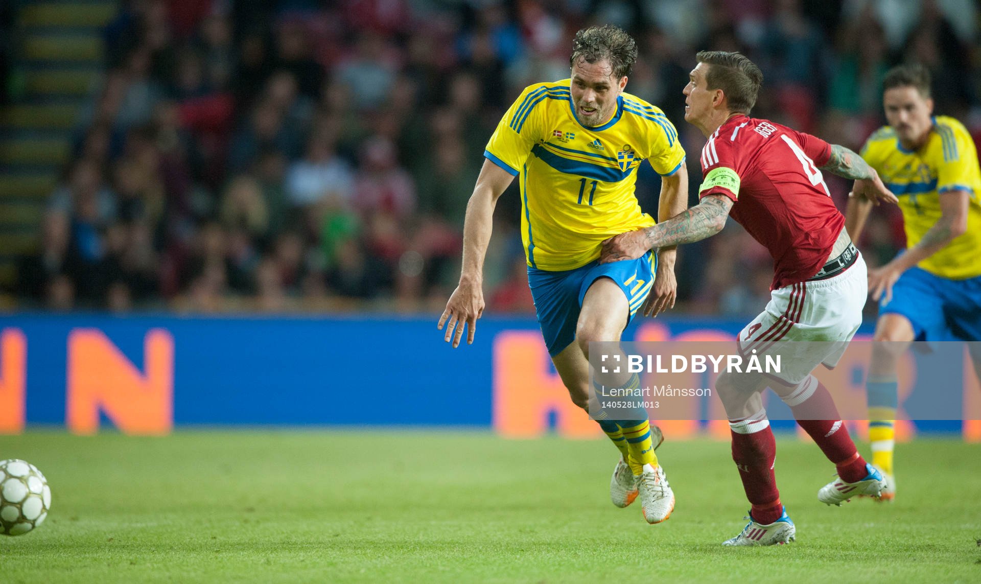 Danmarks Daniel Agger tar skamgrepp på Sveriges Johan