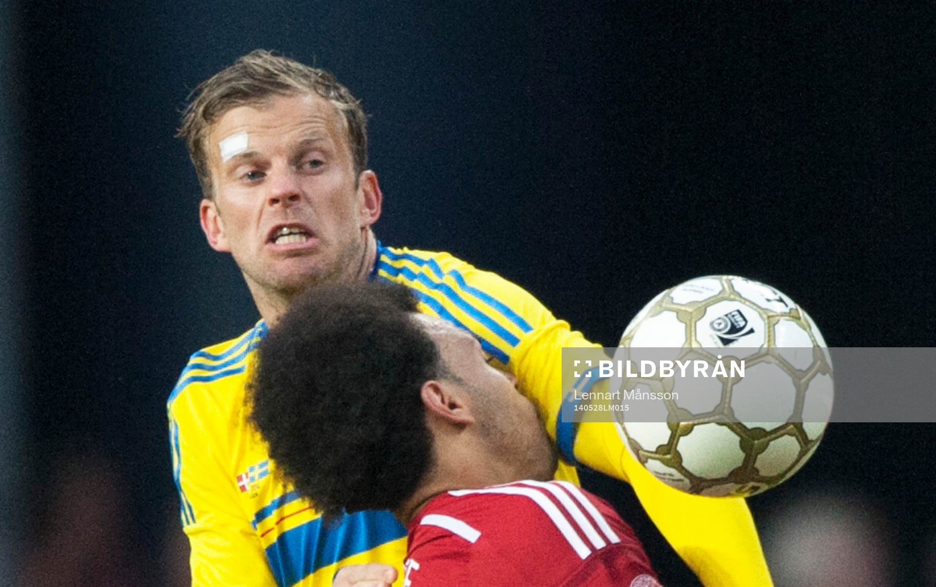 Sveriges Mikael Antonsson och Danmarks Martin Braithwaite i