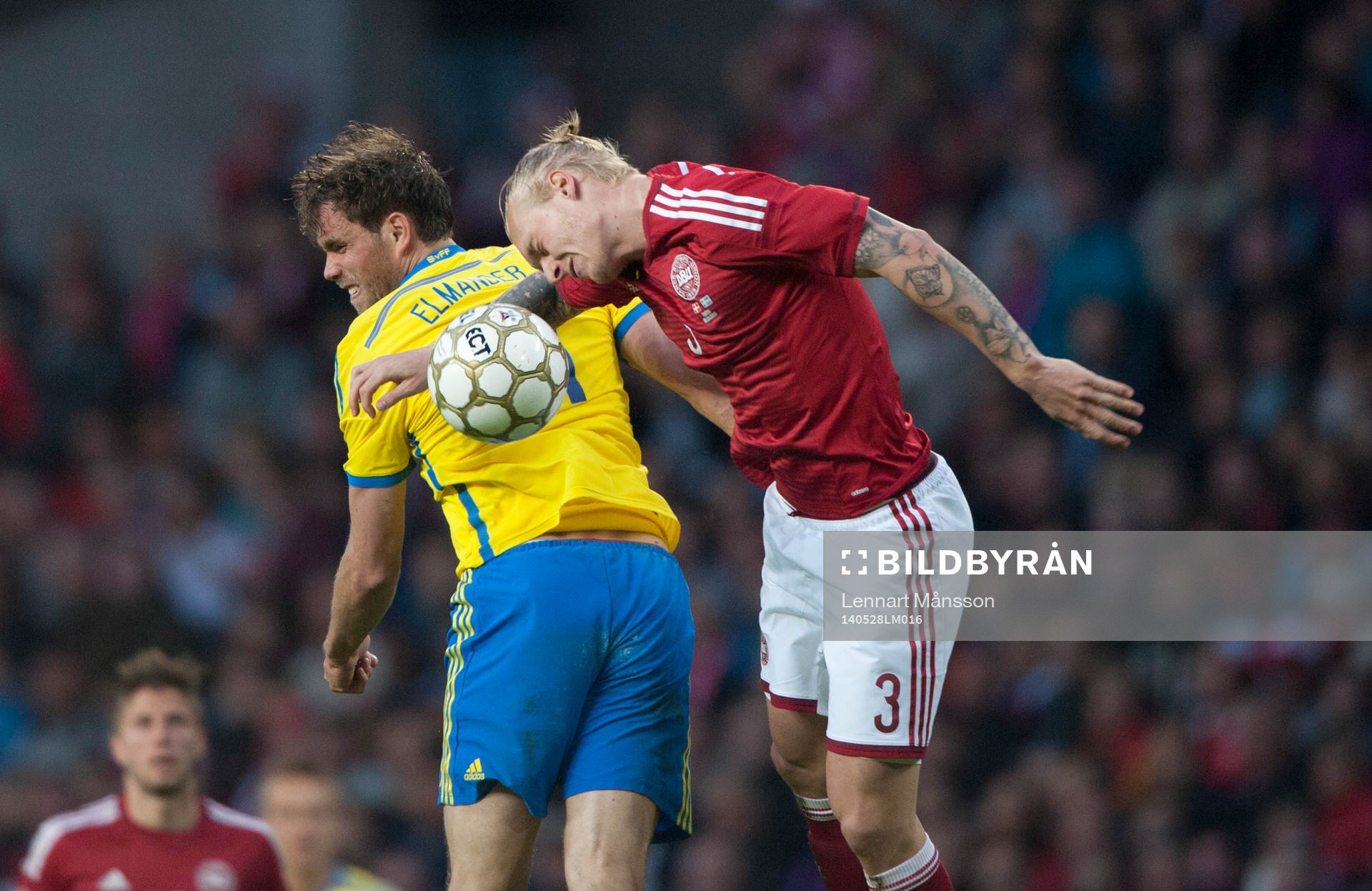 Sveriges Johan Elmander och Danmarks Simon Kjaer i