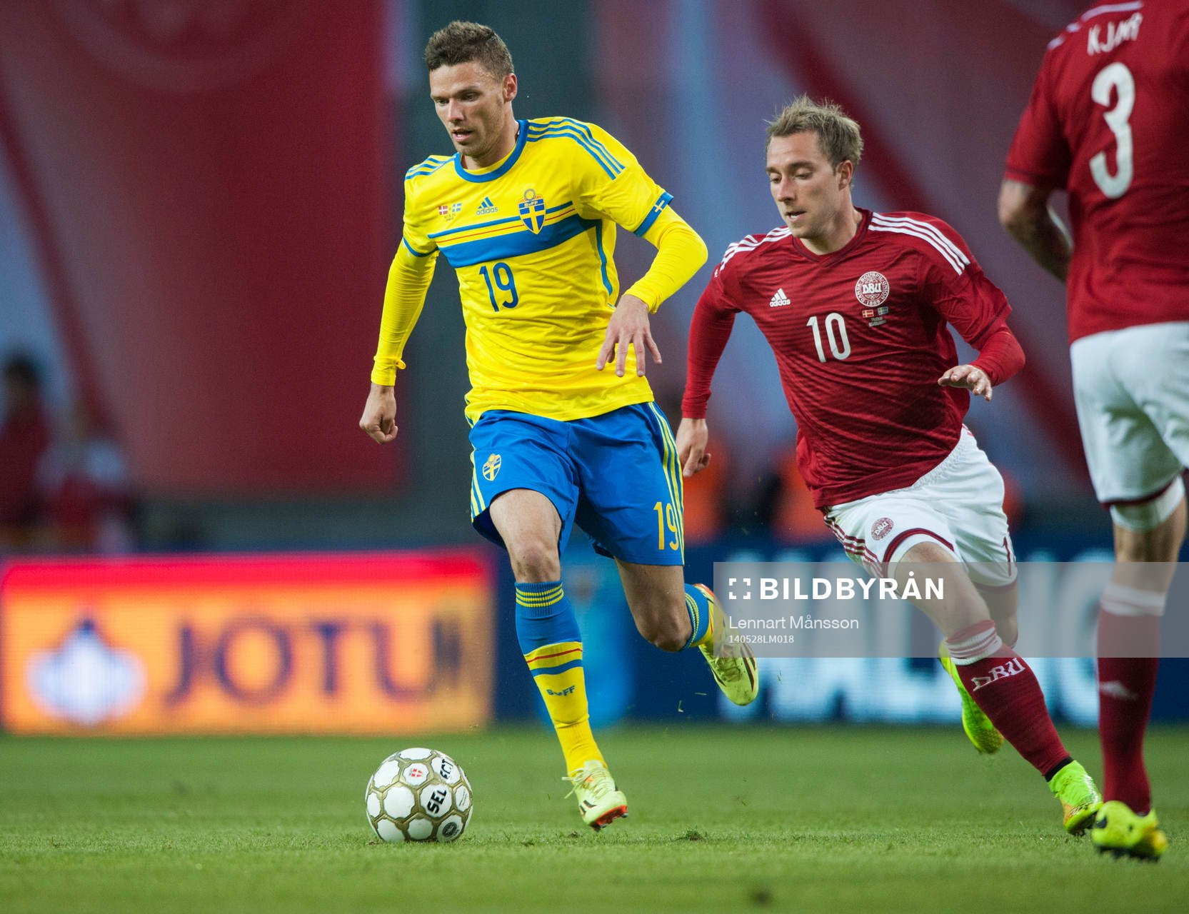  Sveriges Marcus Berg och Danmarks Christian Eriksen i landskampen mellan Danmark och Sverige i Köpenhamn 28 maj  2014.