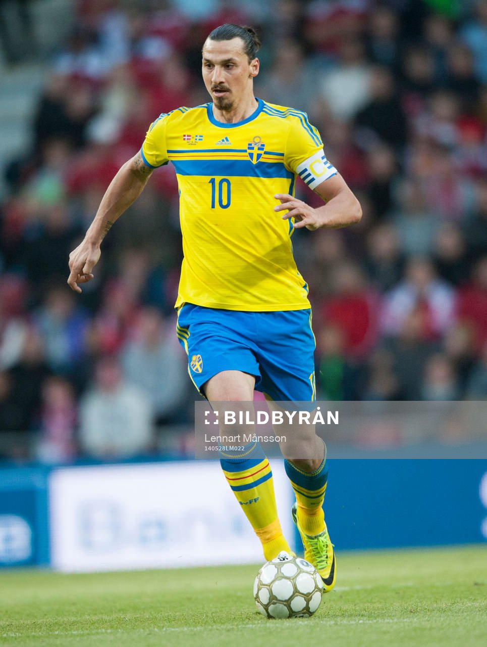 Sveriges Zlatan Ibrahimovic i landskampen mellan Danmark