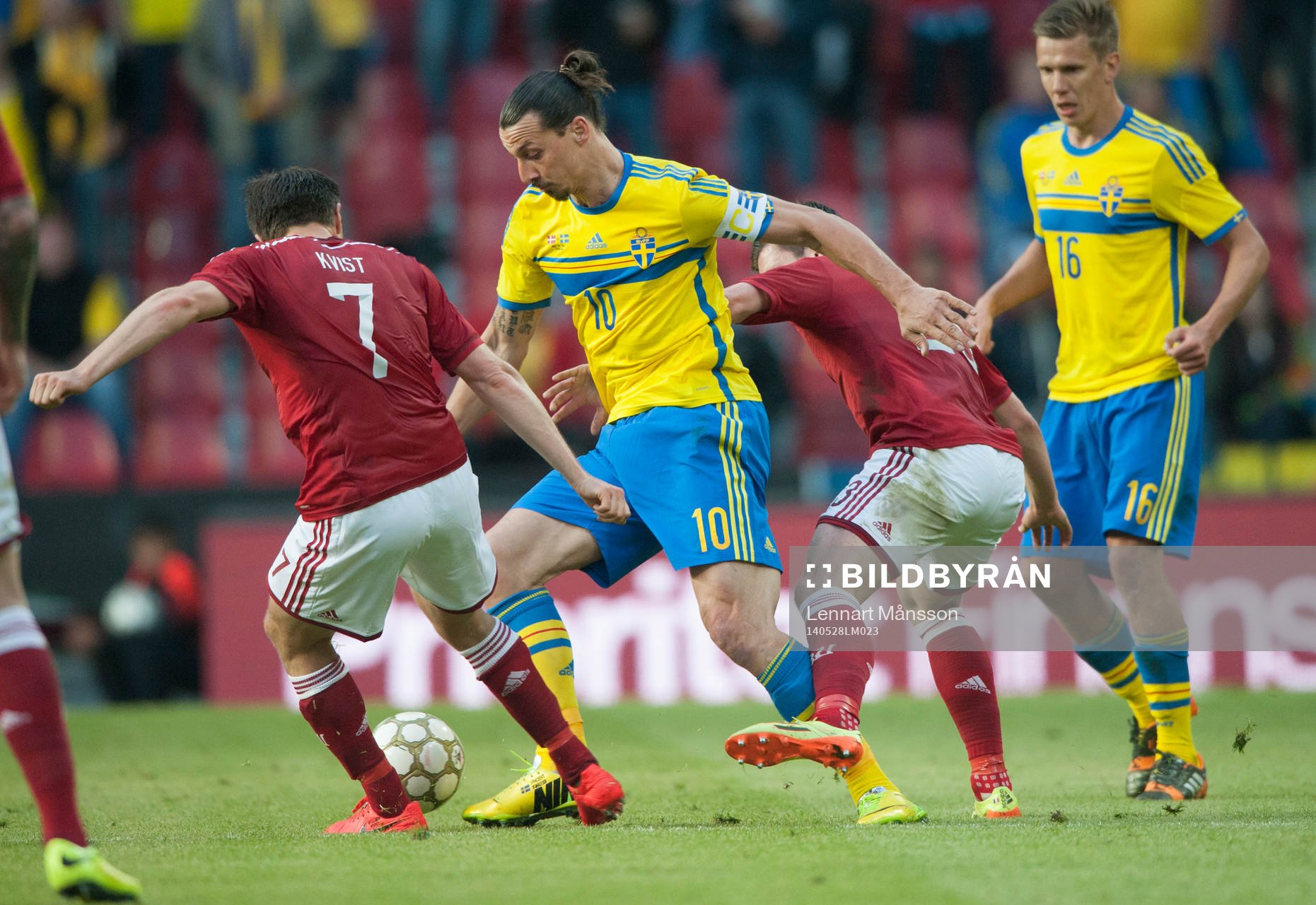 Sveriges Zlatan Ibrahimovic och Danmarks Pierre Emile Höjbjerg och William Jörgensen i landskampen mellan Danmark och Sverige i Köpenhamn 28 maj 2014.