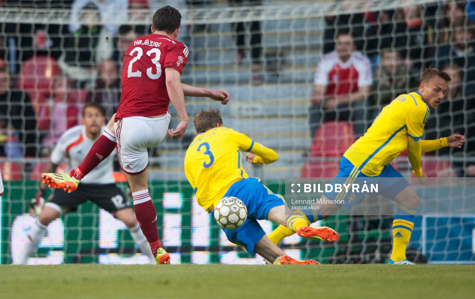 Danmarks Pierre Emile Höjbjerg skjuter  i landskampen