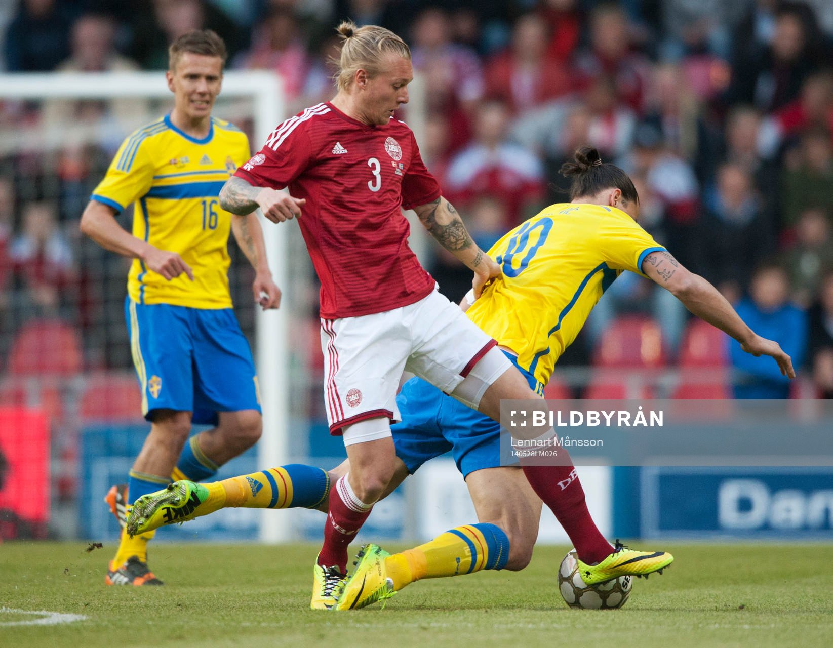 Danmarks Simon Kjaer får Sveriges Zlatan Ibrahimovic på