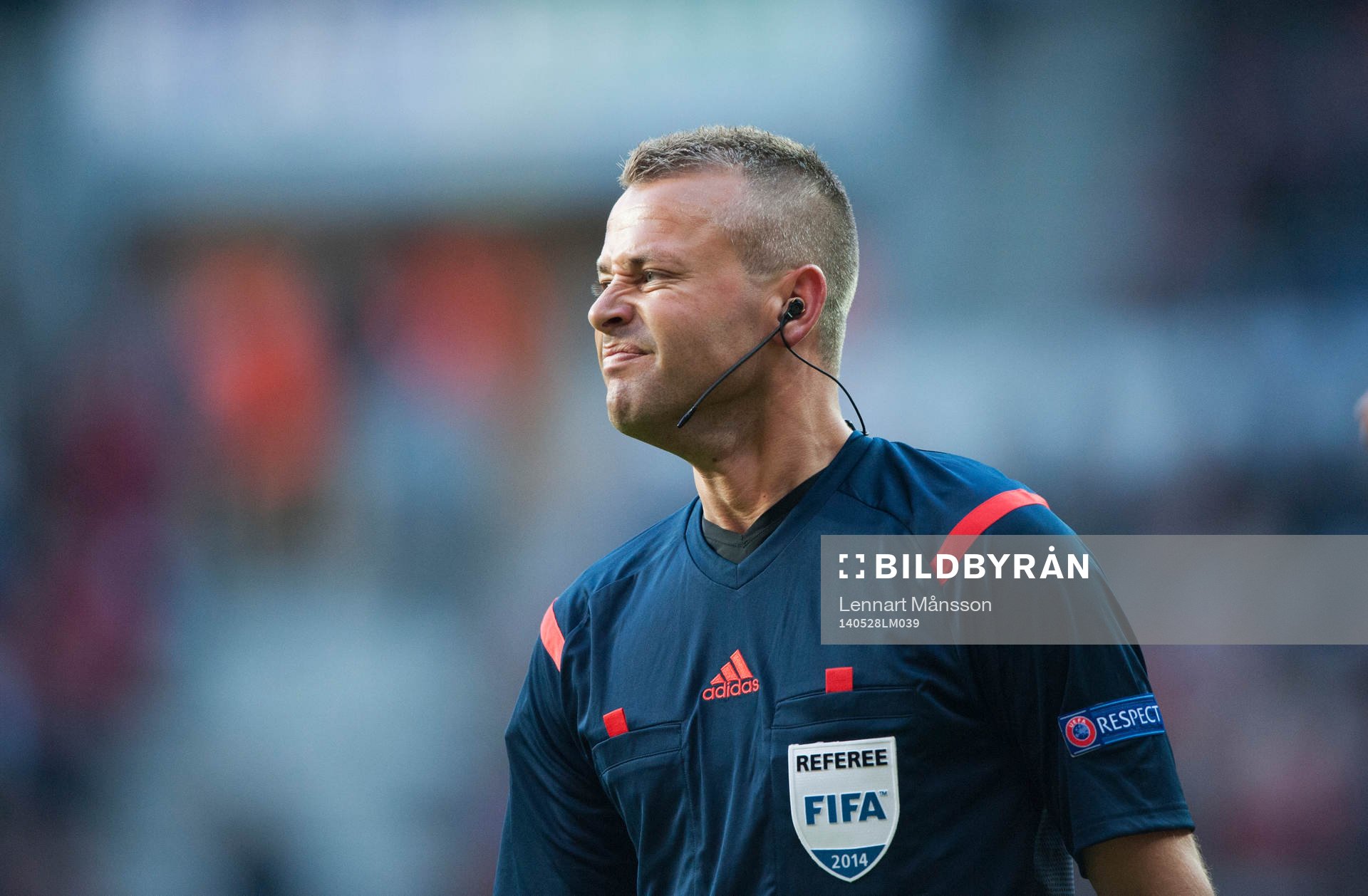 Domaren Svein Oddvar Moen visar gula kortet och delar ut