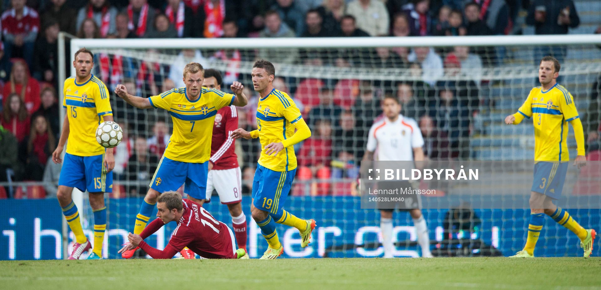  Sverige har fått Christian Eriksen på fall i landskampen mellan Danmark och Sverige i Köpenhamn 28 maj  2014.