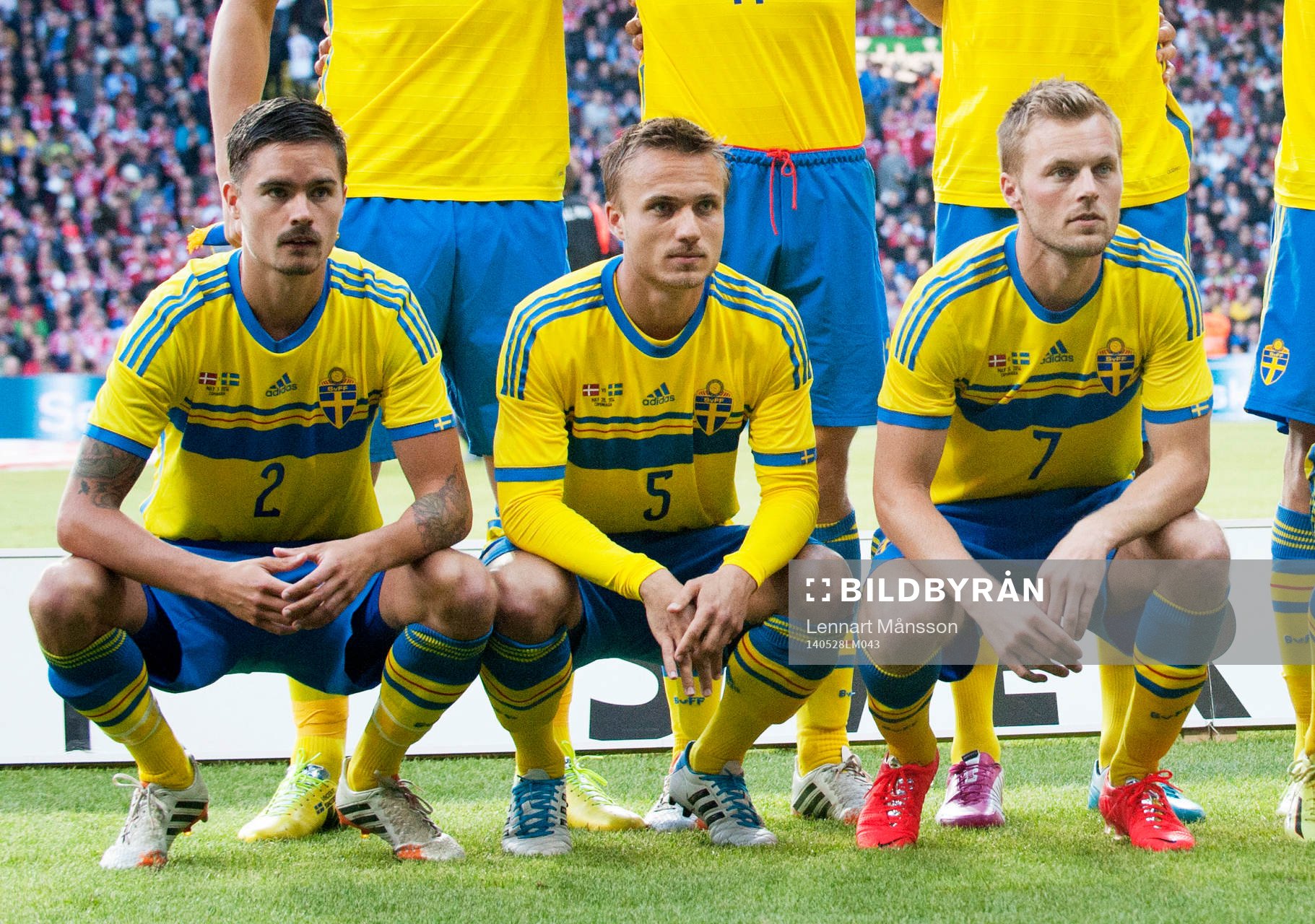 Delar av Sveriges lag sittande från vänster: Mikasel Lustig, Pierre Bengtsson, Sebastian Larsson innan landskampen mellan Danmark och Sverige i Köpenhamn 28 maj 2014.