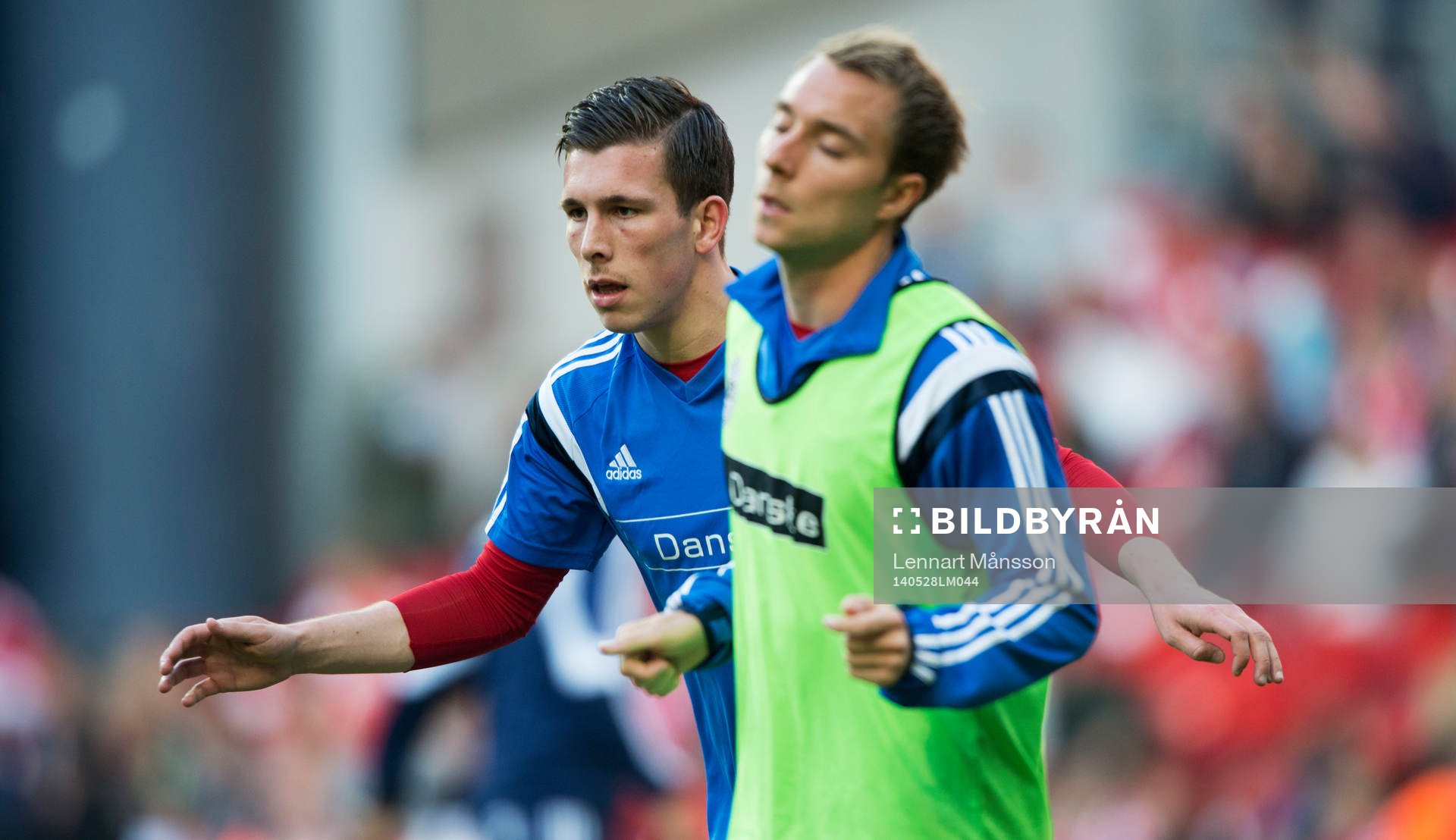  Danmarks Pierre Emile Höjbjerg bakom Christian Eriksen i landskampen mellan Danmark och Sverige i Köpenhamn 28 maj  2014.