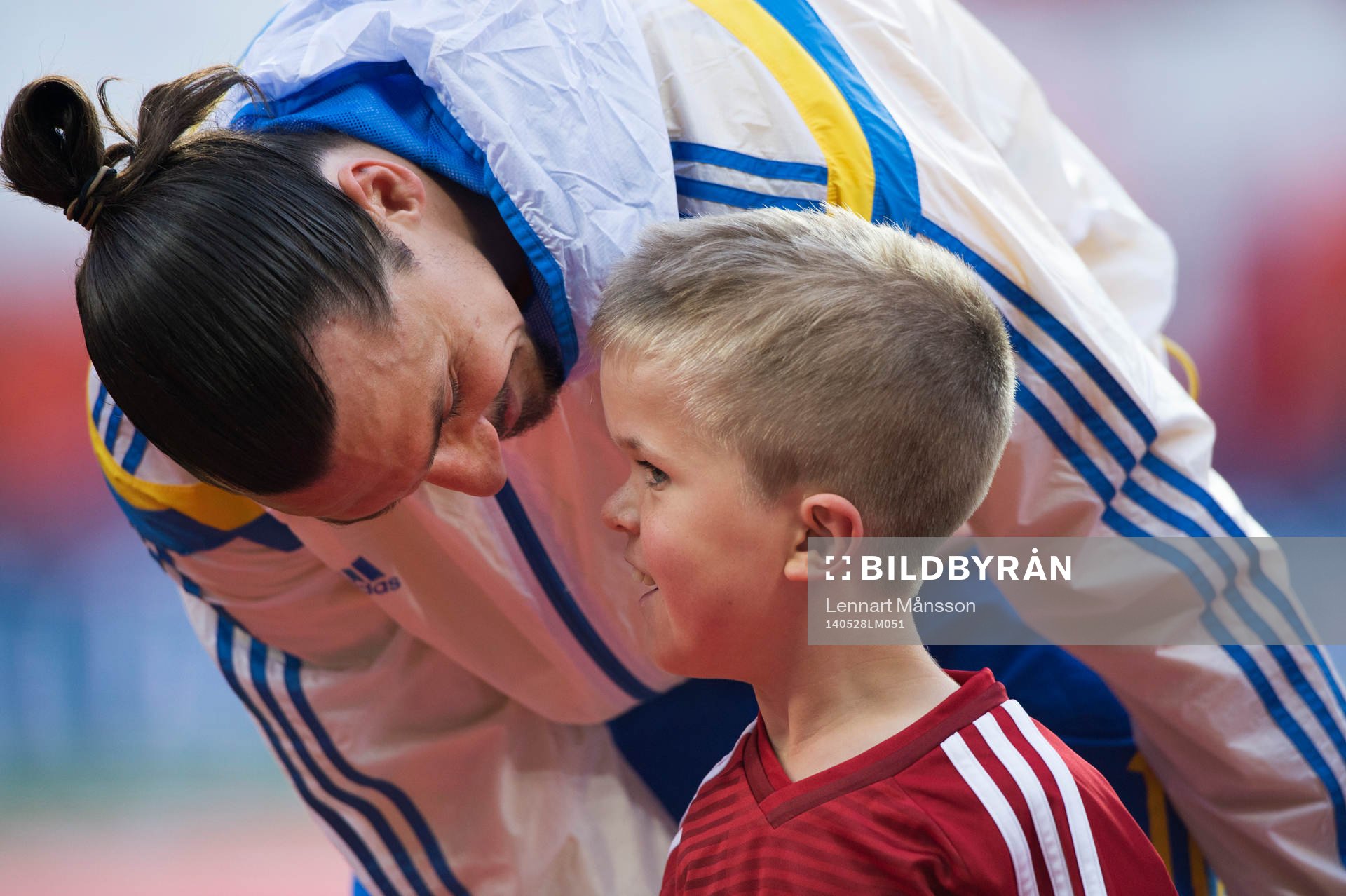 Sveriges Zlatan Ibrahimnovic samtalar med sin maskot  i landskampen mellan Danmark och Sverige i Köpenhamn 28 maj  2014.