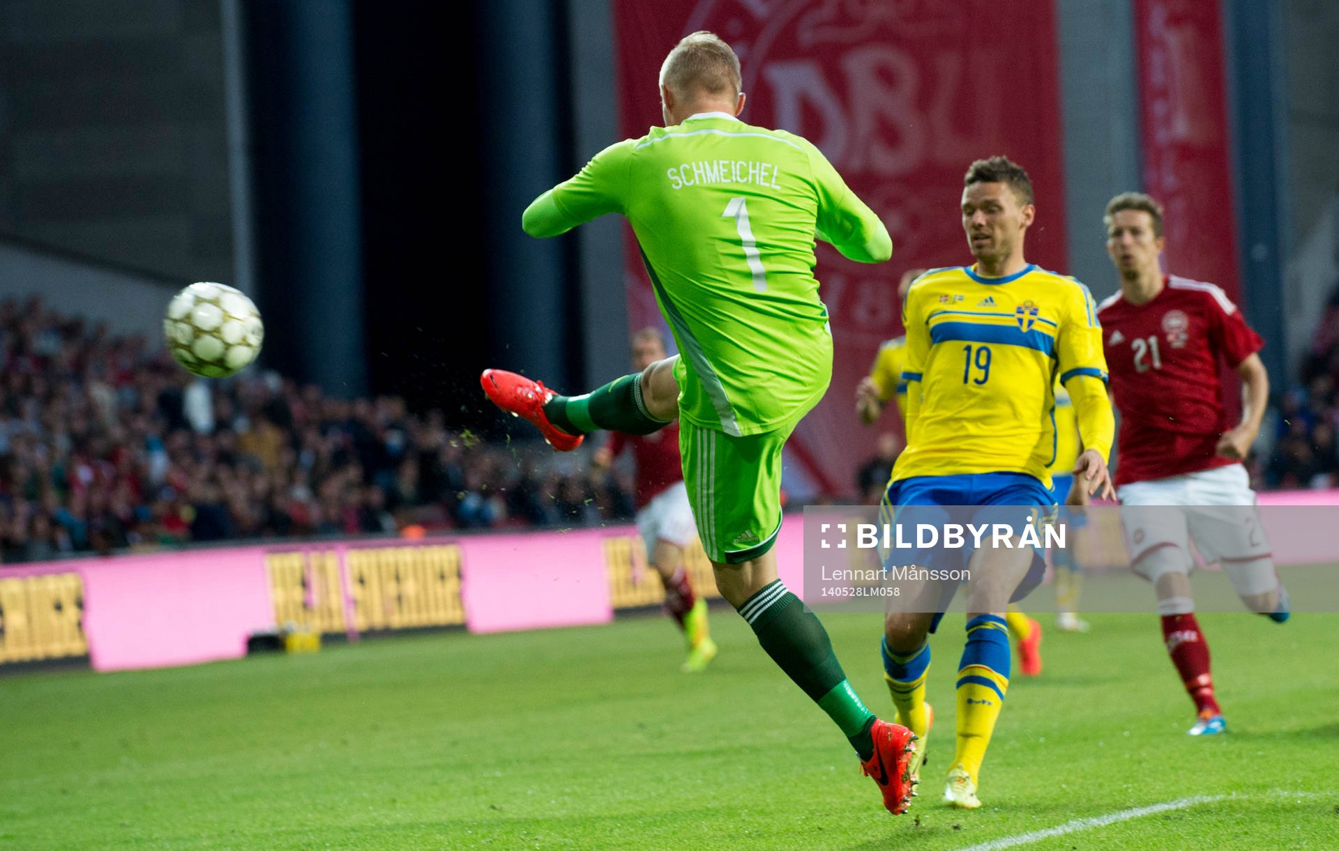 Danmarks målvakt Kasper Schmeichel sparkar undan framför Marcus Berg  i landskampen mellan Danmark och Sverige i Köpenhamn 28 maj  2014.
