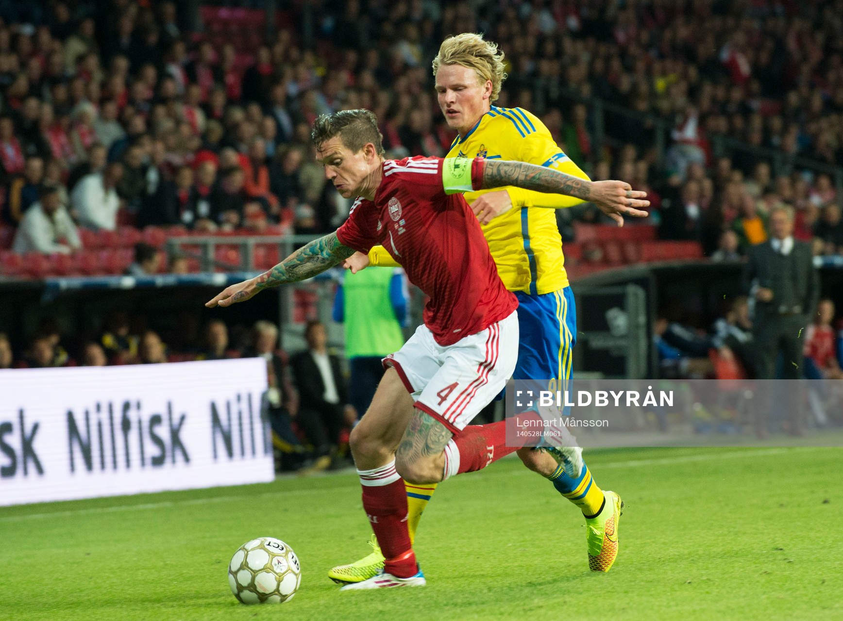 Danmarks Daniel Agger fäller ut armarna och stoppar Sveriges Oscar Hiljemark i landskampen mellan Danmark och Sverige i Köpenhamn 28 maj 2014.
