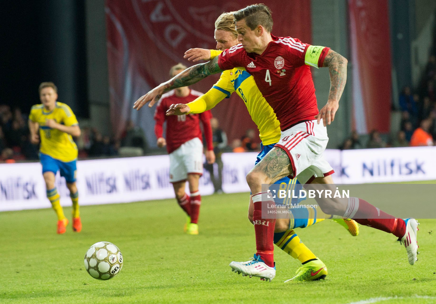 Danmarks Daniel Agger fäller ut armarna och stoppar Sveriges Oscar Hiljemark i landskampen mellan Danmark och Sverige i Köpenhamn 28 maj 2014.