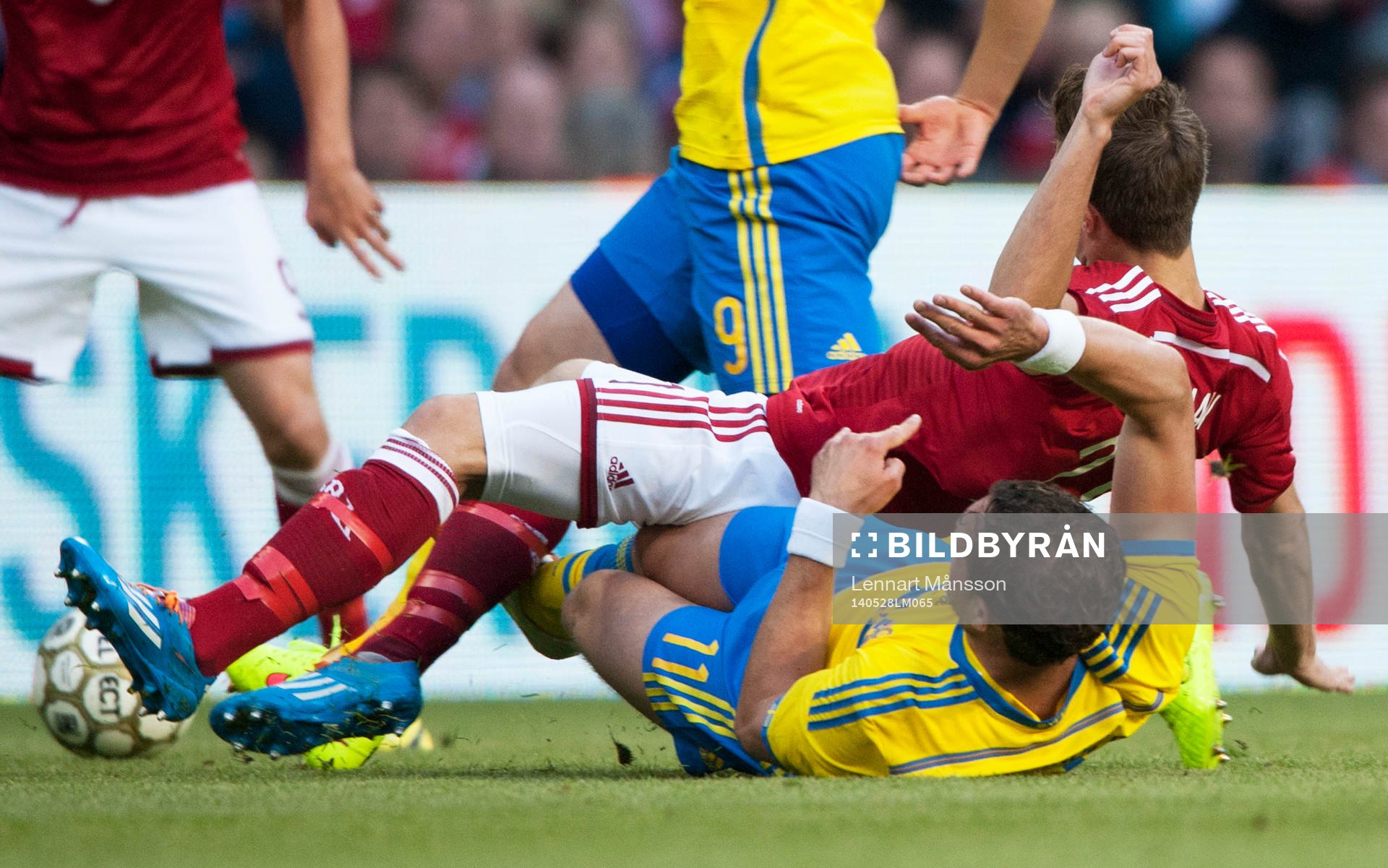 Tuff glidtackling i landskampen mellan Danmark och Sverige