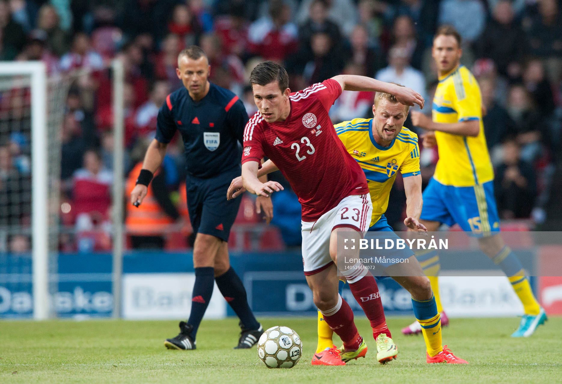  Danmarks Pierre Emile Höjbjerg och Sveriges Sebastian Larsson i landskampen mellan Danmark och Sverige i Köpenhamn 28 maj  2014.