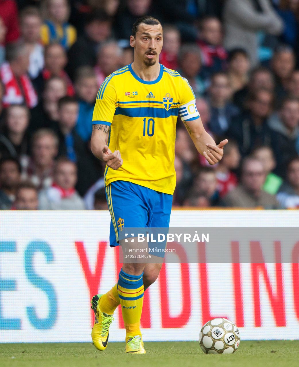 Sveriges Zlatan Ibrahimovic i landskampen mellan Danmark