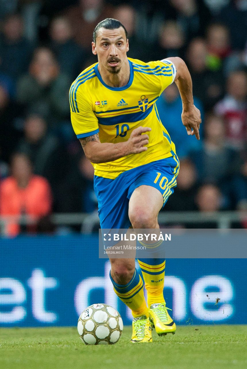 Sveriges Zlatan Ibrahimovic i landskampen mellan Danmark
