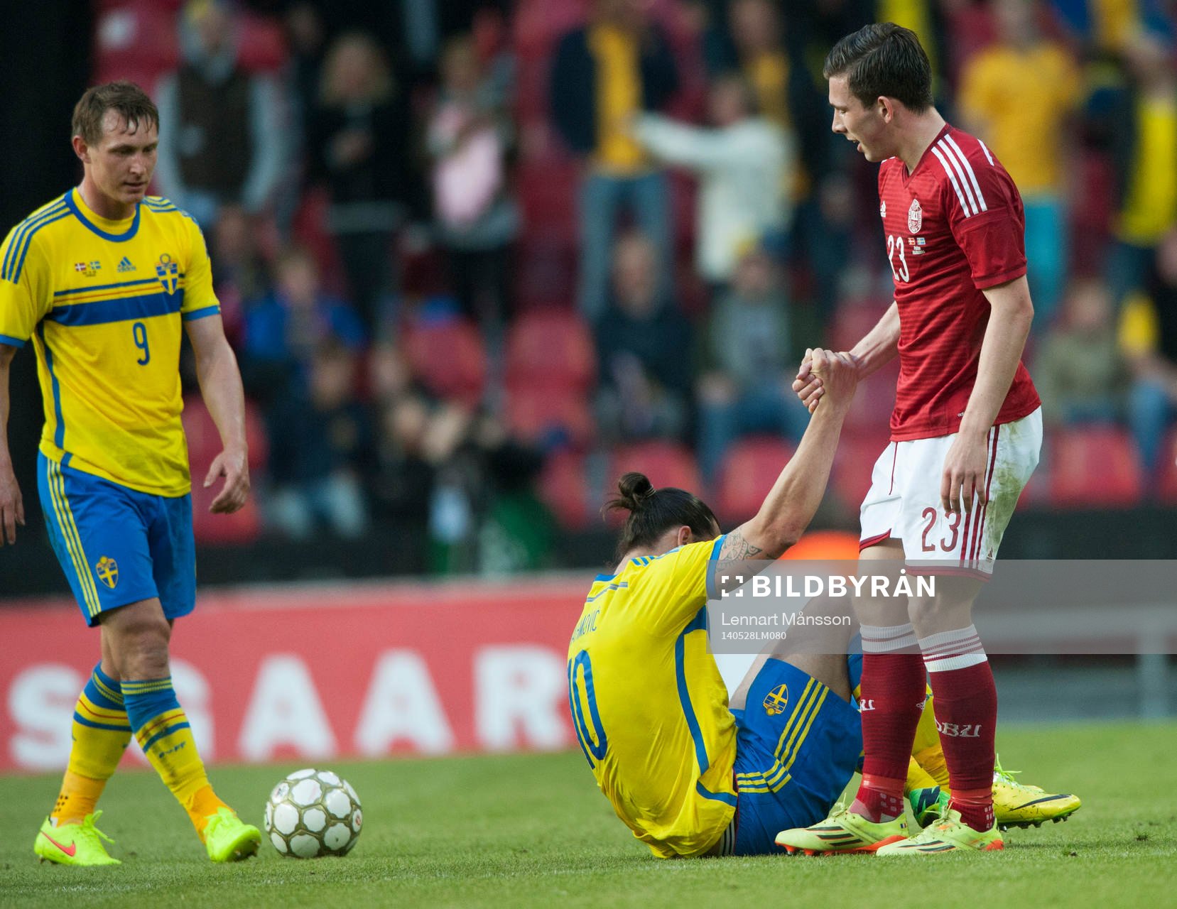  Sveriges Zlatan Ibrahimovic och Danmarks Pierre Emile Höjbjerg i landskampen mellan Danmark och Sverige i Köpenhamn 28 maj  2014.