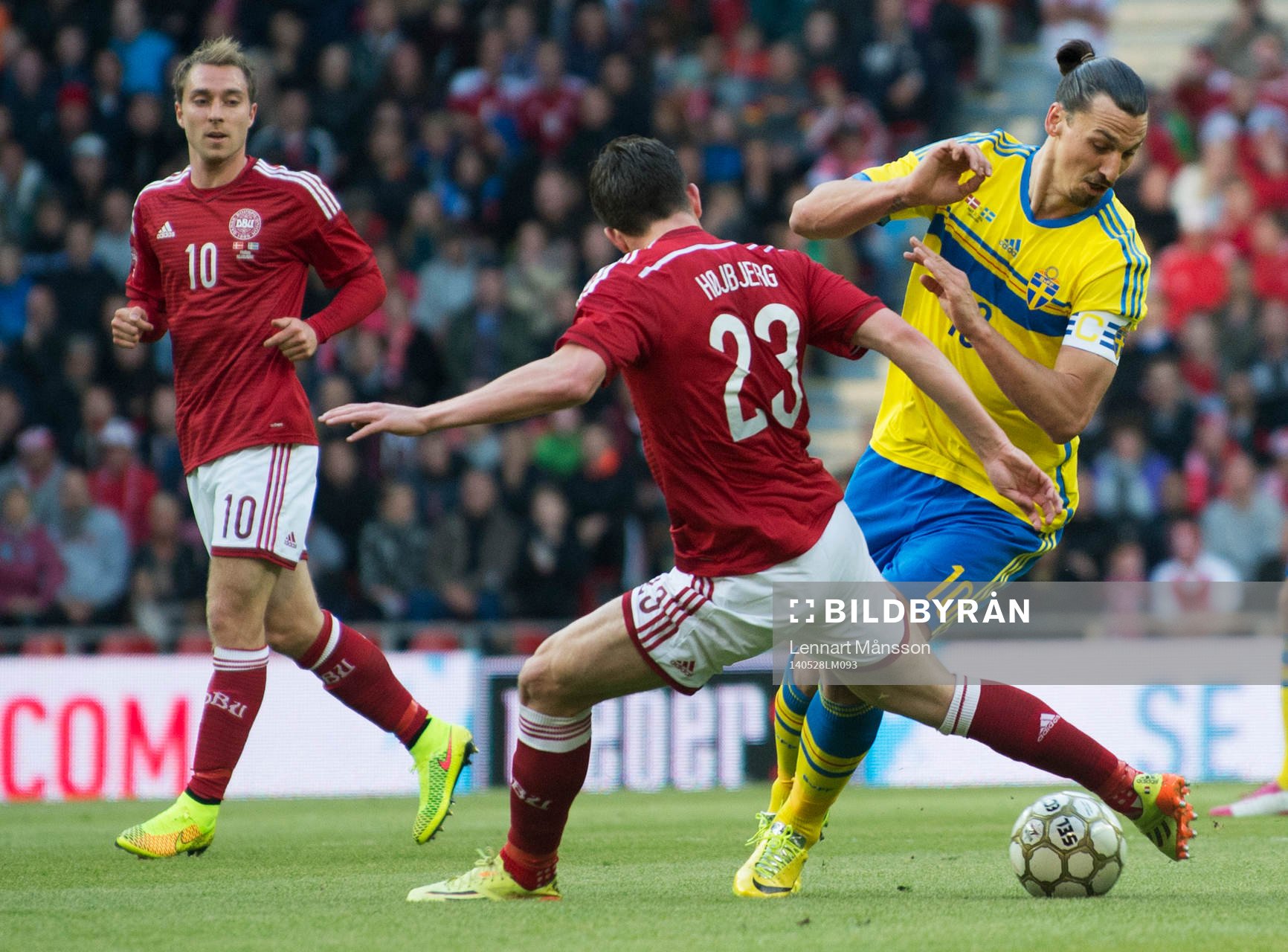Sveriges Zlatan Ibrahimnovic mot Danmarks Danmarks Pierre Emile Höjbjerg och Christian Eriksen landskampen mellan Danmark och Sverige i Köpenhamn 28 maj 2014.