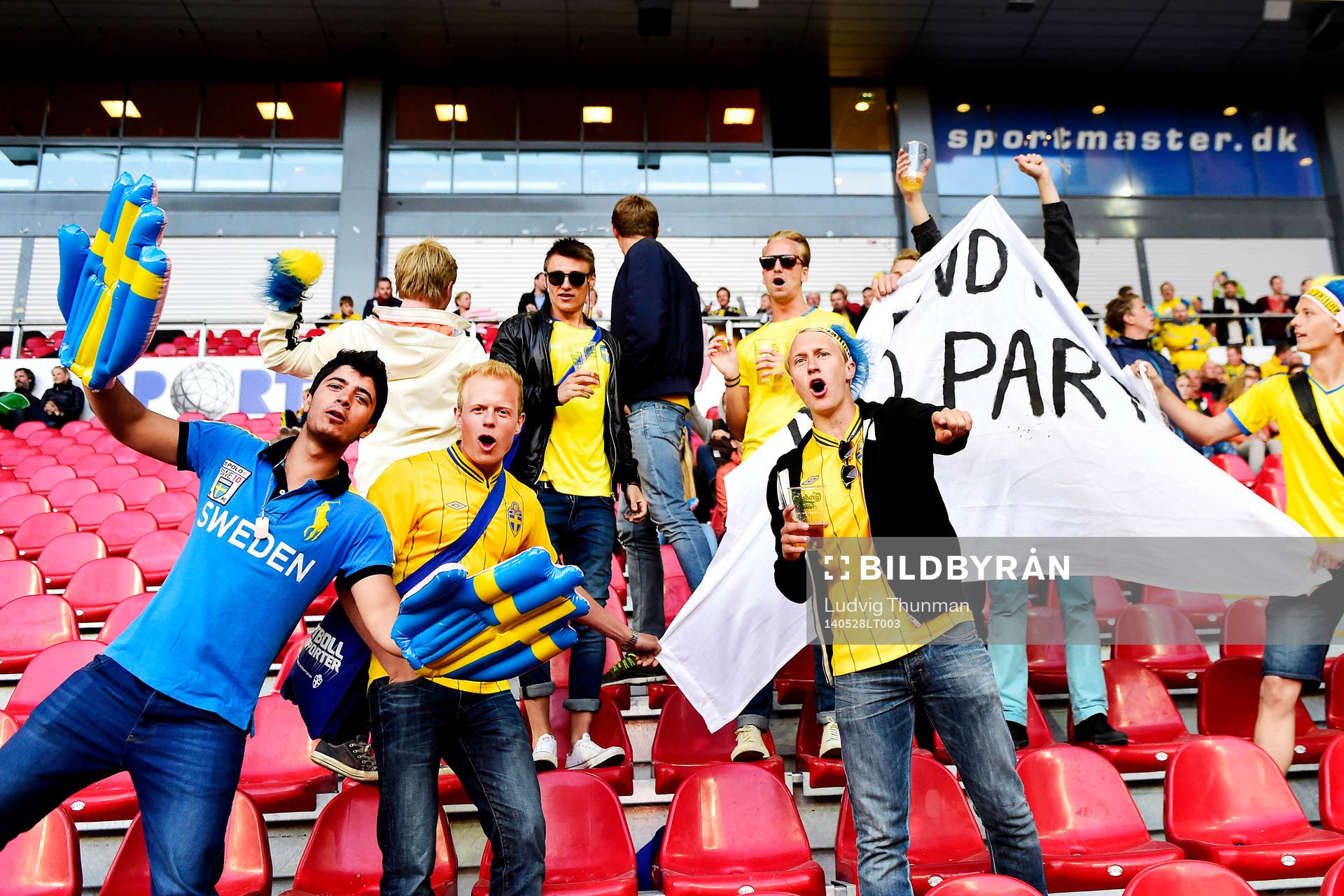 Svenska supportrar innan landskampen i fotboll mellan