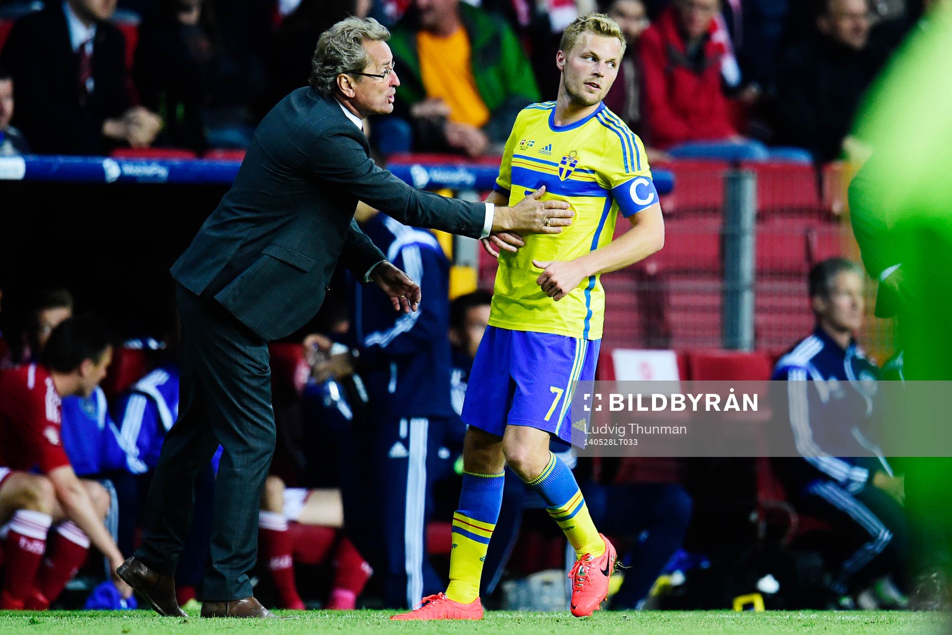 Sveriges förbundskapten Erik Hamrén ger Sebastian Larsson