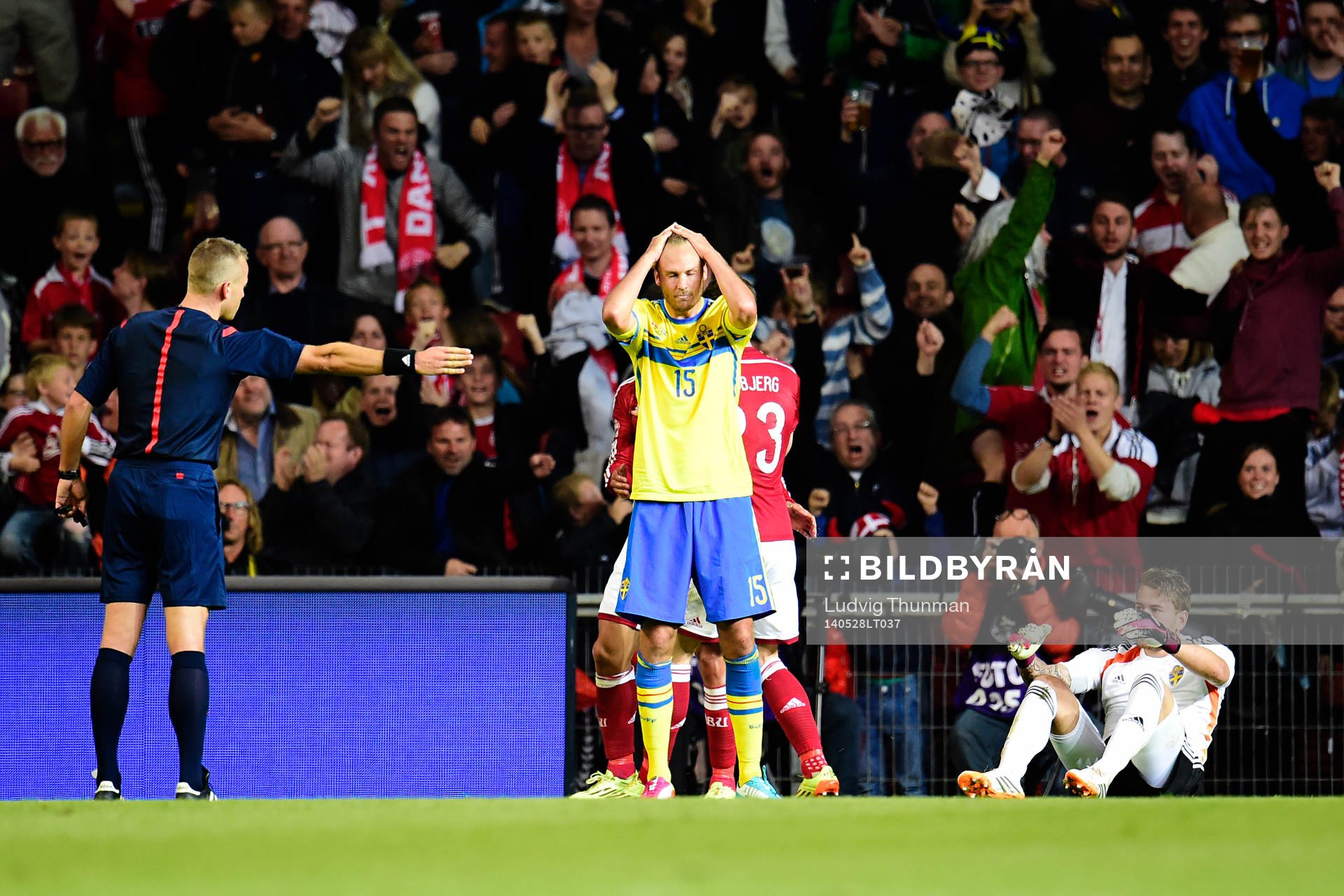 Sveriges Andreas Granqvist tar sig för huvudet efter det att Domare Svein Oddvar Moen dömt straff efter neddragning av Sveriges målvakt Kristoffer Nordfeldt under landskampen i fotboll mellan Danmark och Sverige den 28 maj 2014 i Köpenhamn.
