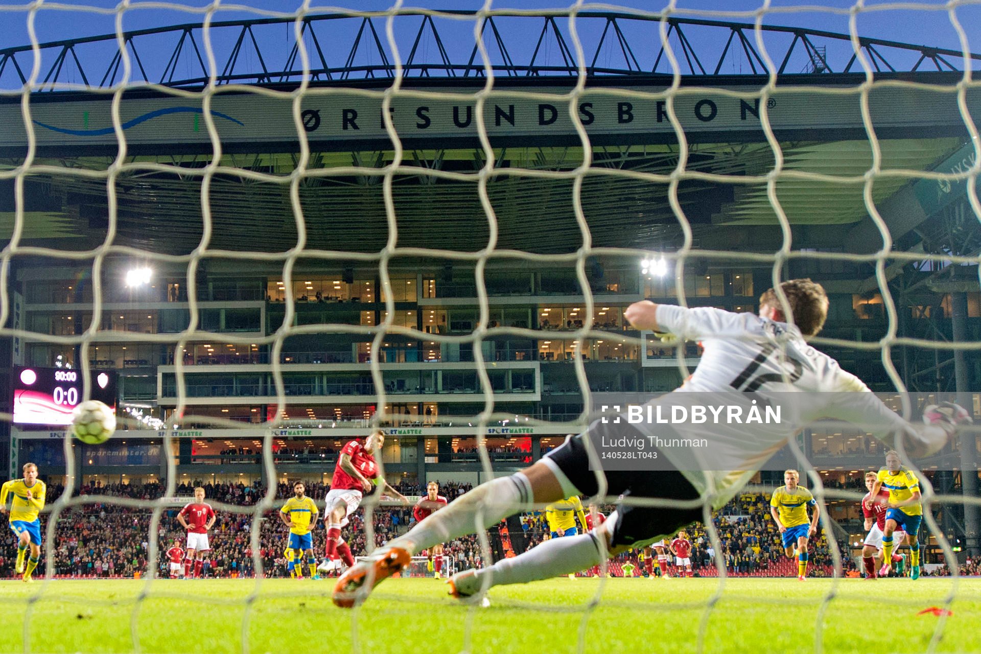 Danmarks Daniel Agger gör 1-0 bakom Sveriges målvakt